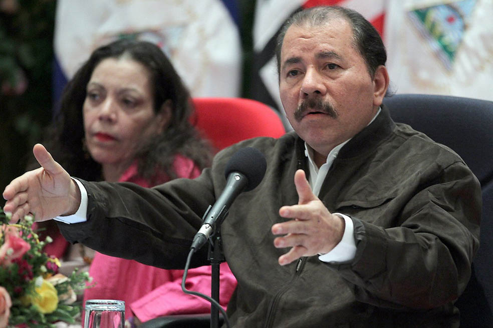 El presidente de Nicaragua, Daniel Ortega, habla junto a su esposa, la primera dama Rosario Murillo.