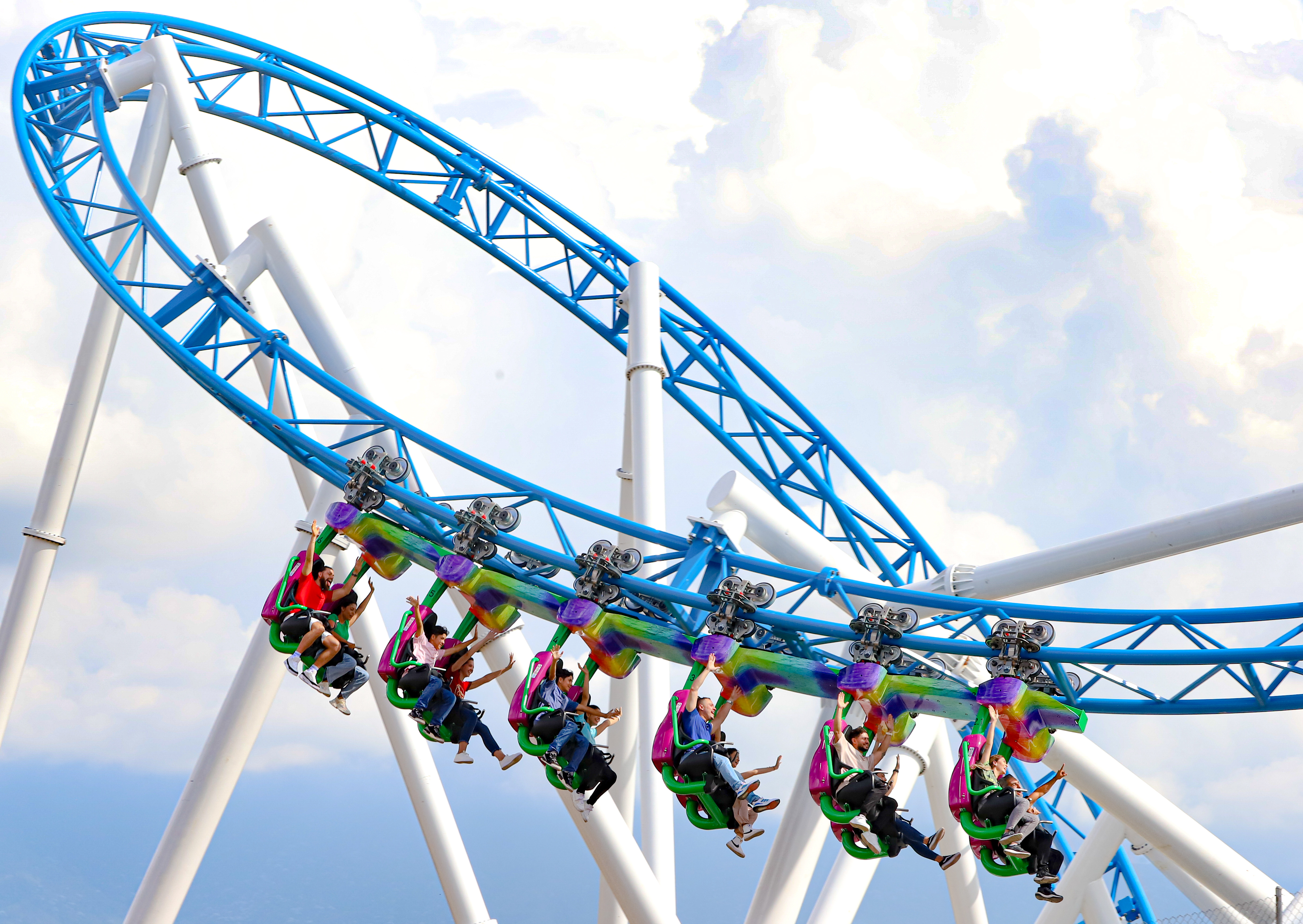 Con una estructura espectacular y velocidades de hasta 72 k/h, esta montaña rusa se distingue por su innovador diseño, que suspende a los pasajeros con los pies al aire, proporcionando sensaciones nunca antes experimentadas en Colombia.