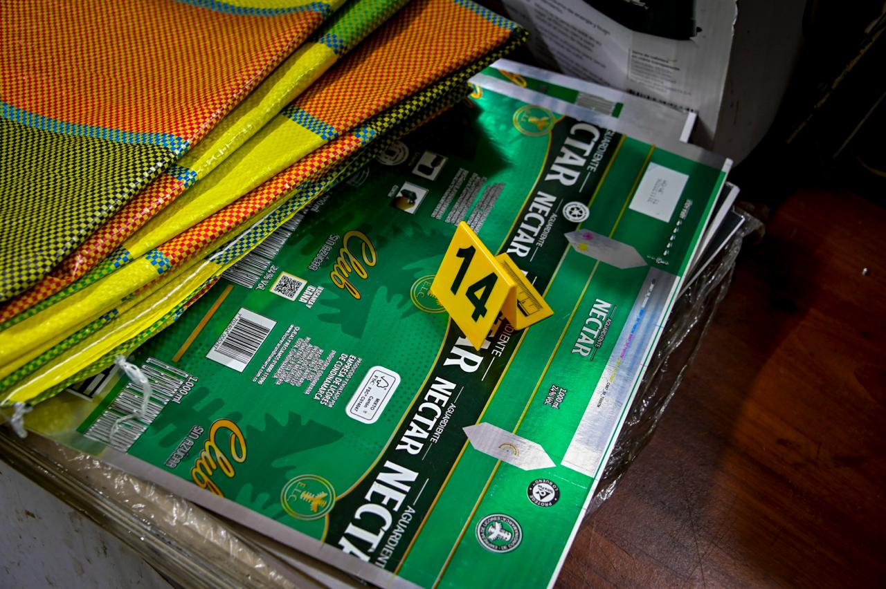 Cae centro de falsificación de etiquetas para licor adulterado al sur de Bogotá