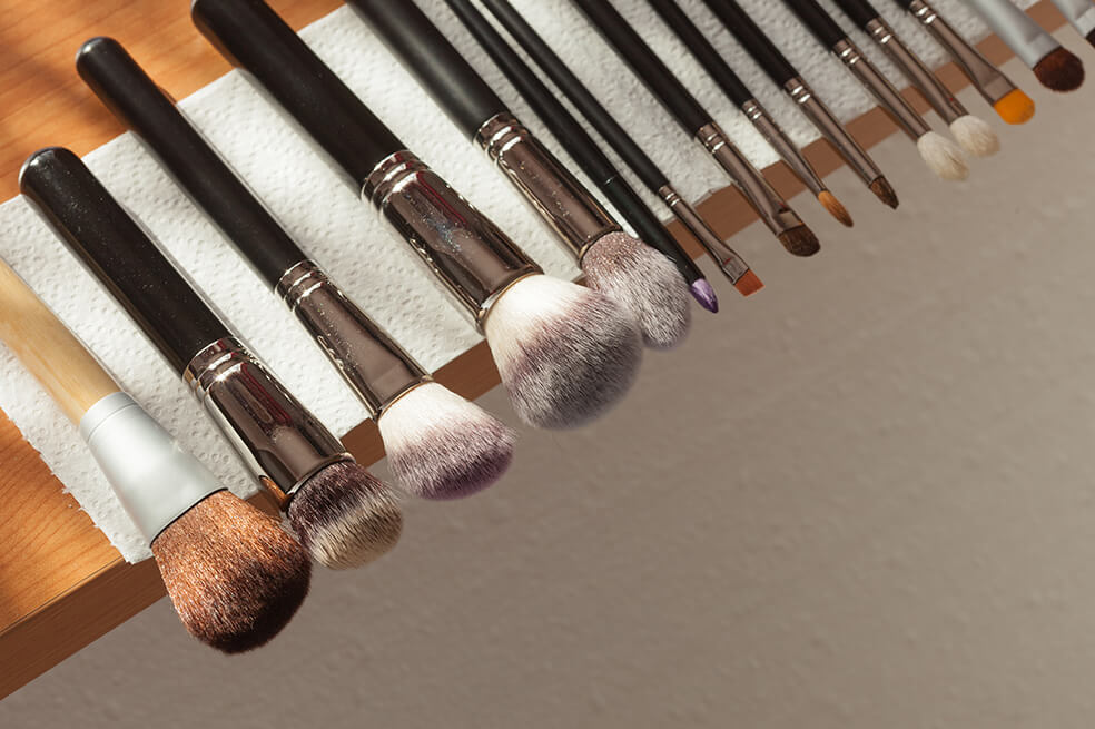 Cómo limpiar las brochas de maquillaje
