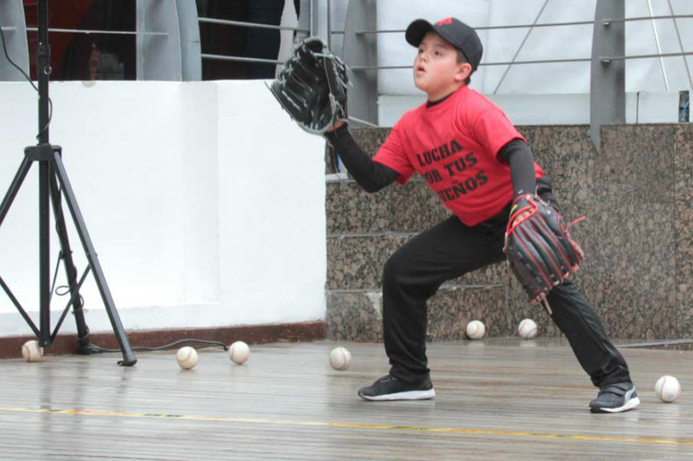 El colombiano que a sus 9 años logró un récord Guinness en béisbol