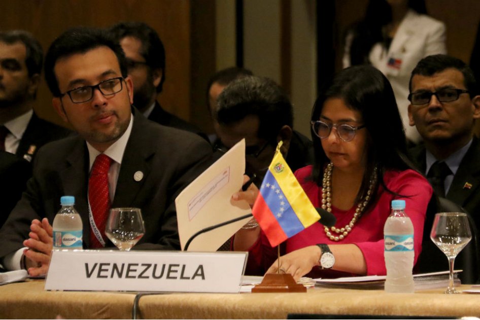 La ministra de Relaciones Exteriores de Venezuela, Delcy Rodríguez junto a sus colaboradores durante la XLIX Cumbre de Mercosur. /EFE