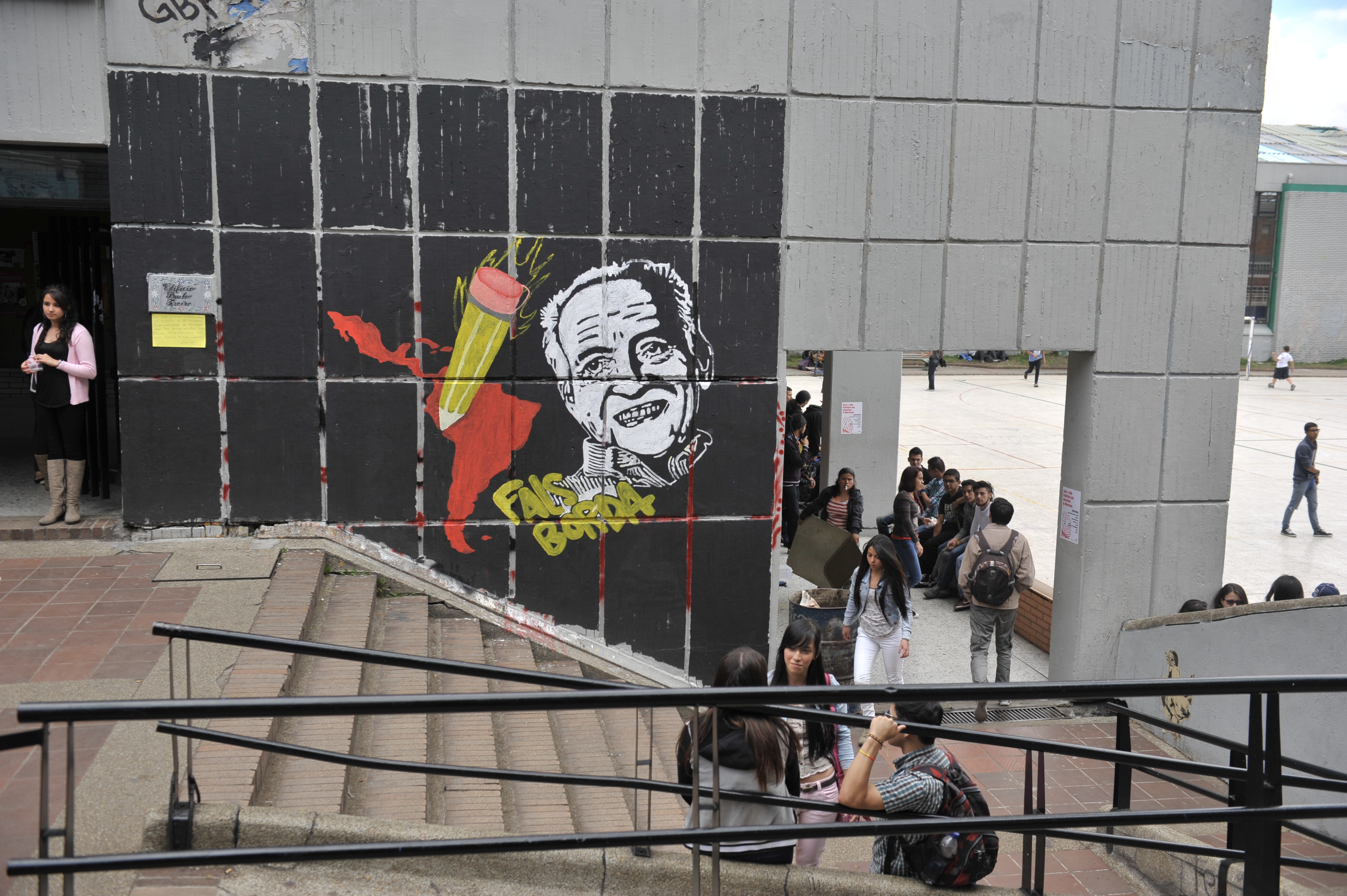 Fachada y aspectos de los murales realizados en esta universidad
