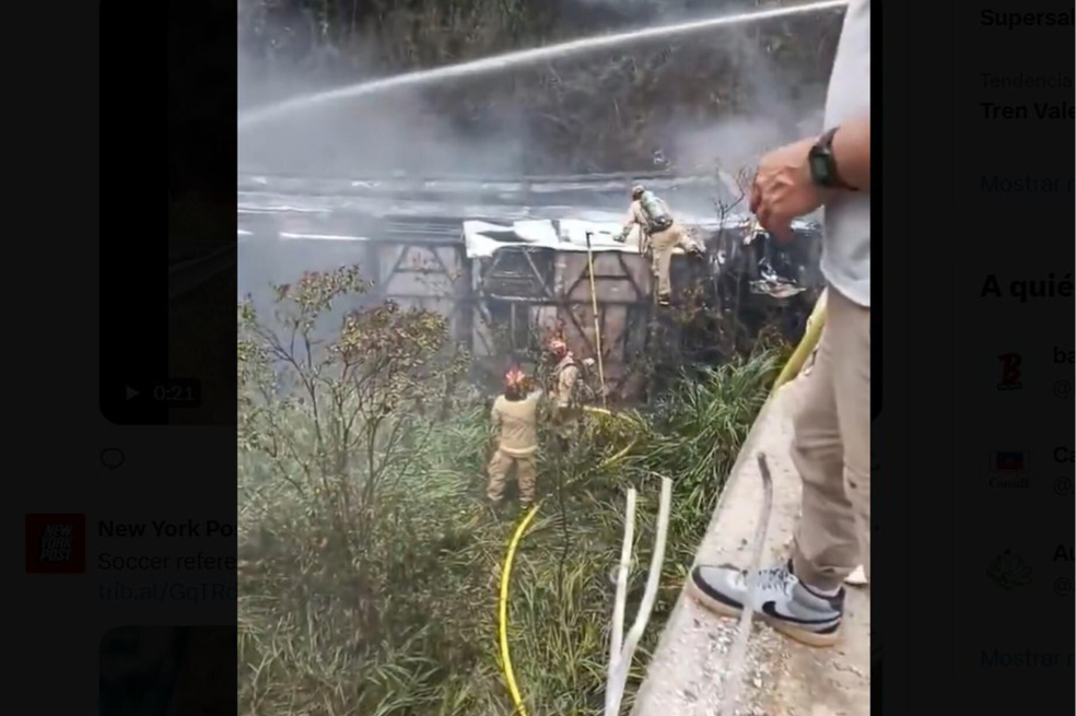 Autobús cae a un abismo en Ecuador y se incendia, dejando 11 muertos y 20 heridos