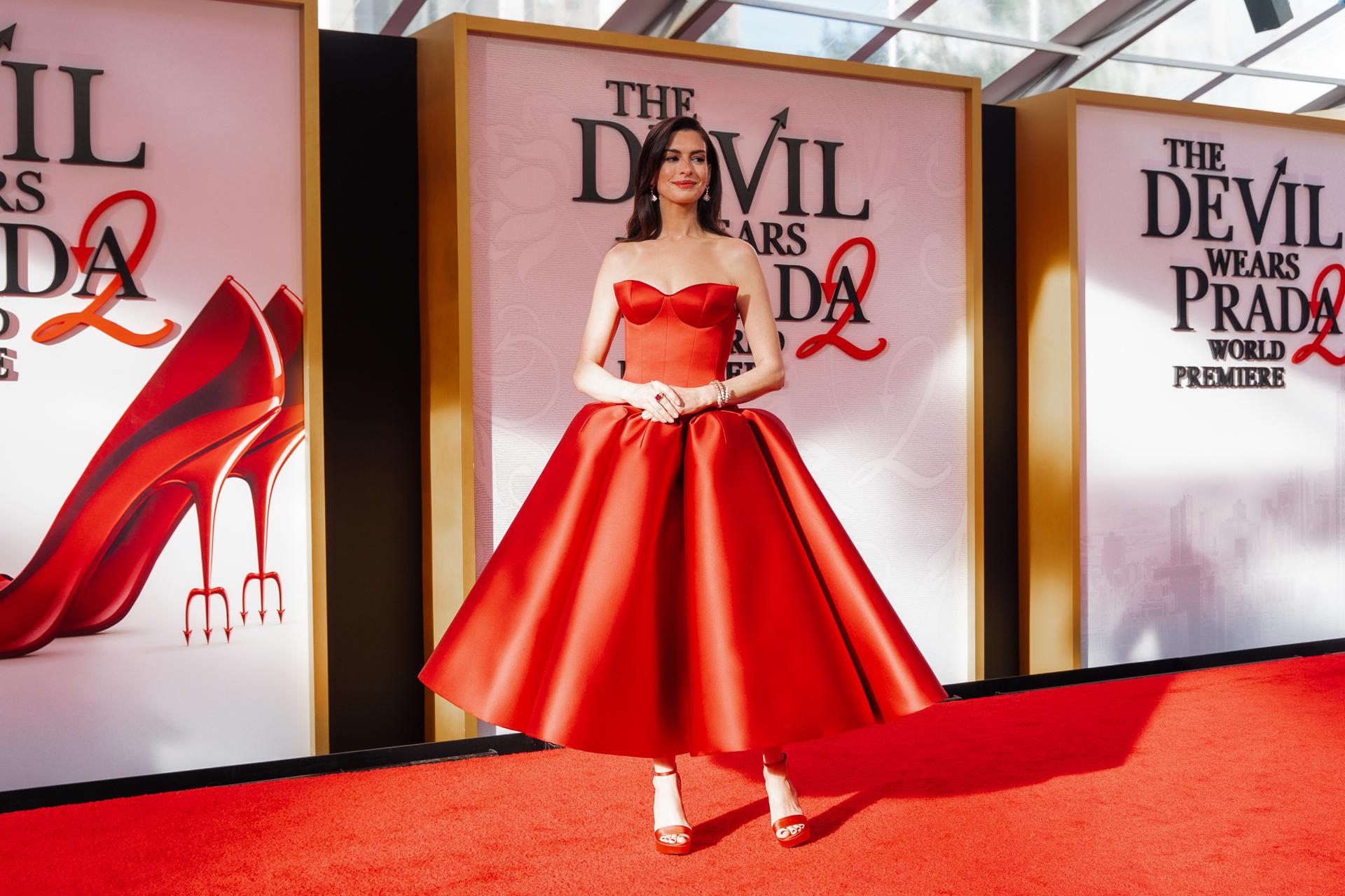 New York (United States), 21/04/2026.- US actress Anne Hathaway arrives for the world premiere of 20th Century Studios’ film 'The Devil Wears Prada 2' in New York, New York, USA, 20 April 2026. (Nueva York) EFE/EPA/Olga Fedorova
