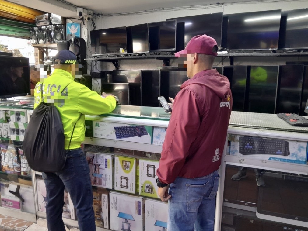 Incautan portátiles, drones y consolas en megaoperativo en La Candelaria, centro de Bogotá