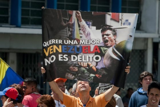 Opositor venezolano Leopoldo López entregó su firma para apoyar revocatoria de Maduro