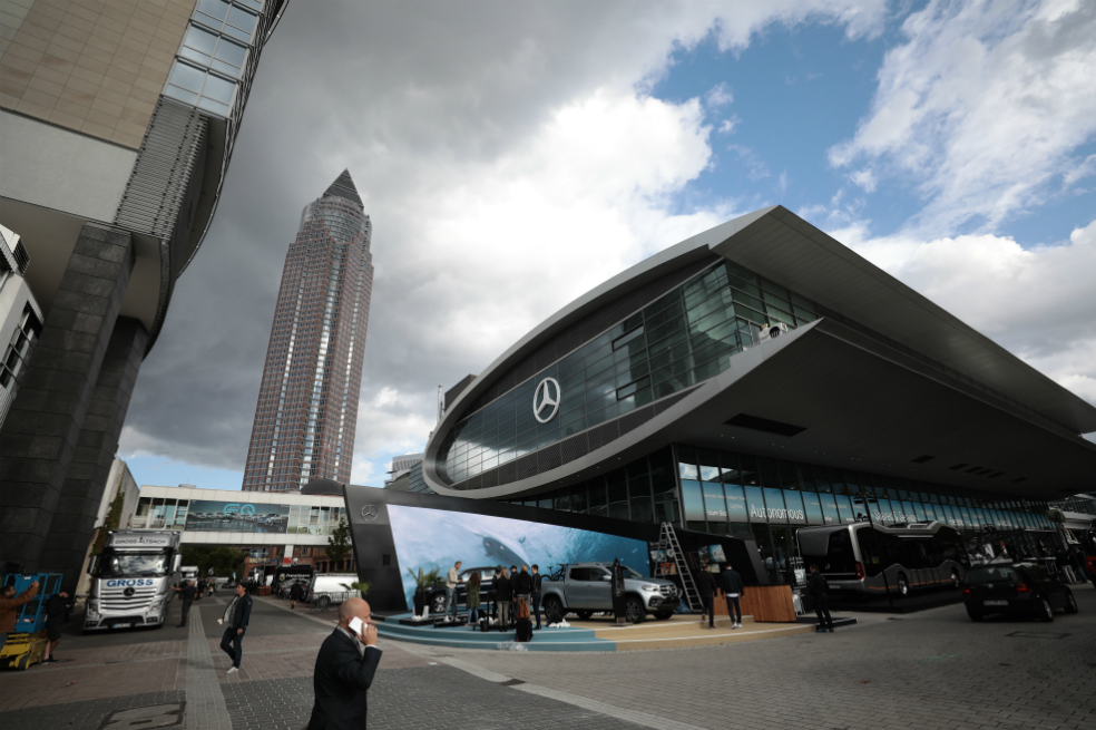 Daimler planea nueva estructura y separará Mercedes de camiones
