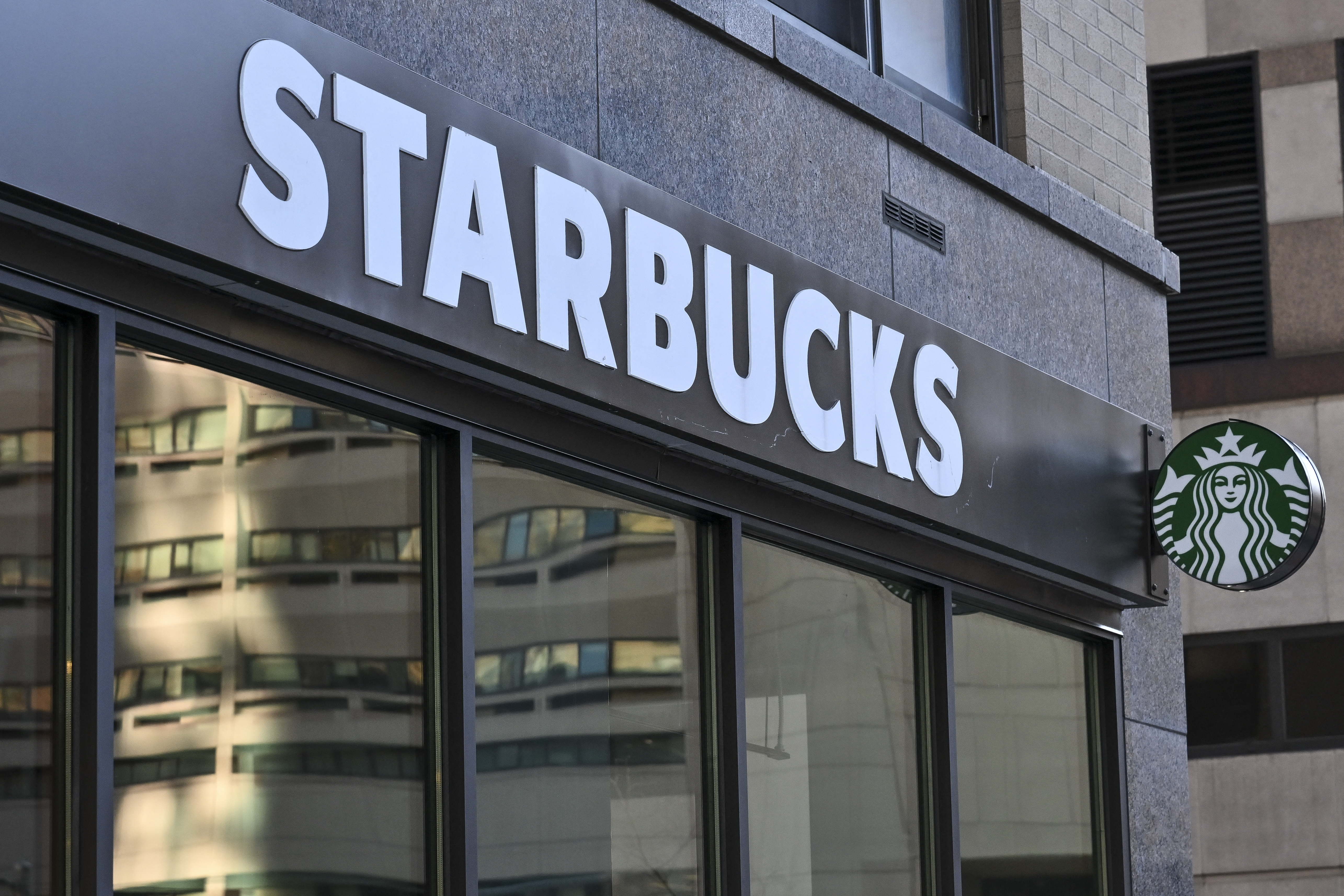 Se quemó con un té y ahora Starbucks deberá pagarle esta millonaria suma (video)