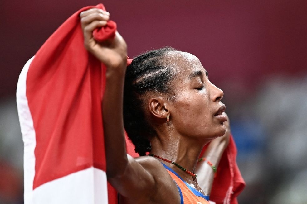 Sifan Hassan, etíope refugiada en los Países Bajos, entró en la historia del atletismo en Tokio 2020. Tras protagonizar una de las escenas más legendarias de los Juegos, cuando la atleta se cayó en una prueba de fondo a 400 metros del final de la competencia y logró remontar y ganar la carrera, Hassan consiguió algo que ningún atleta ha conseguido jamás: ganar tres medallas en las tres pruebas de fondo del atletismo, los 10.000 metros (oro), los 5.000 metros (oro) y los 1.500 metros (bronce).