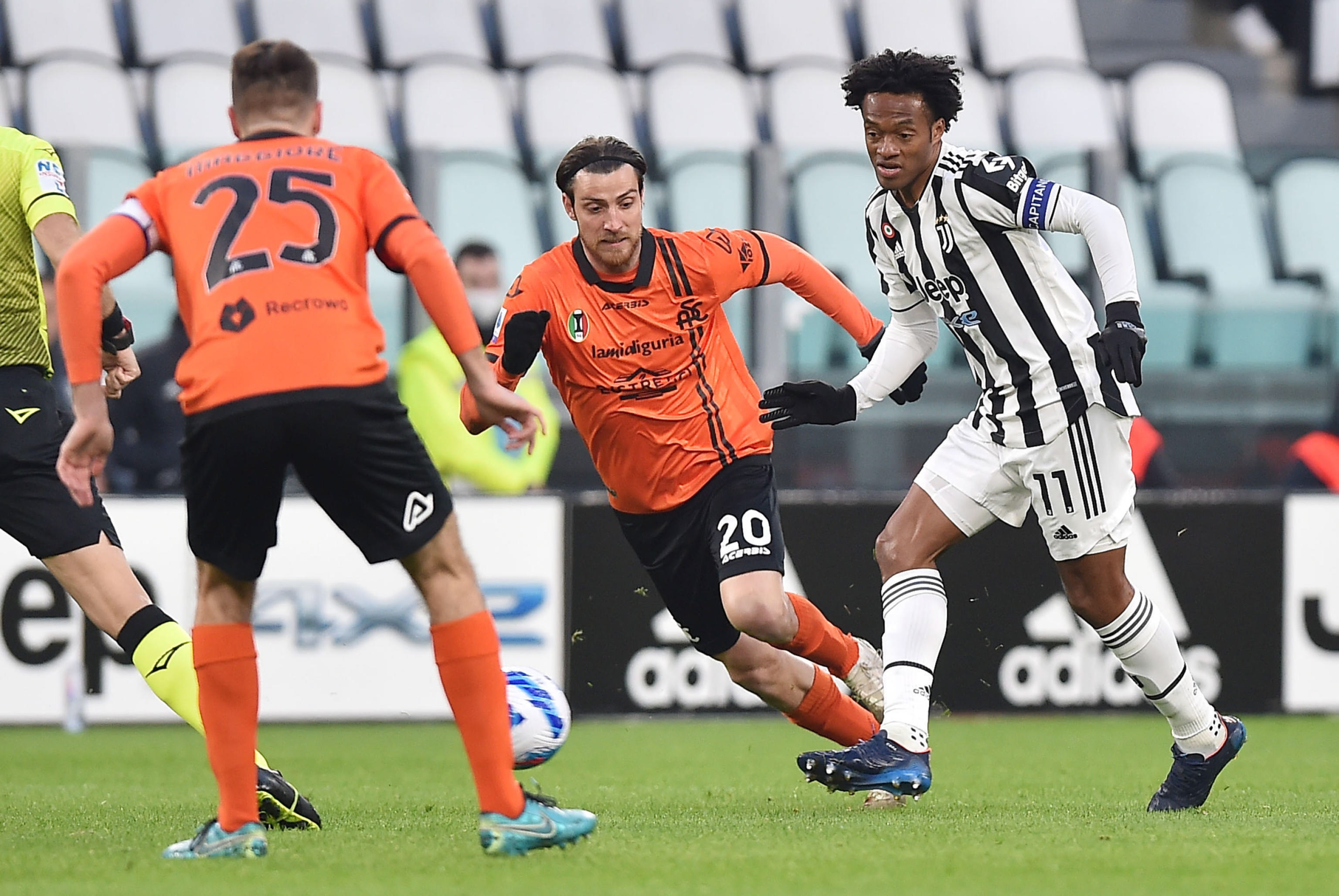 Con Cuadrado los 90 minutos, Juventus ganó y sigue en la pelea por la Serie A