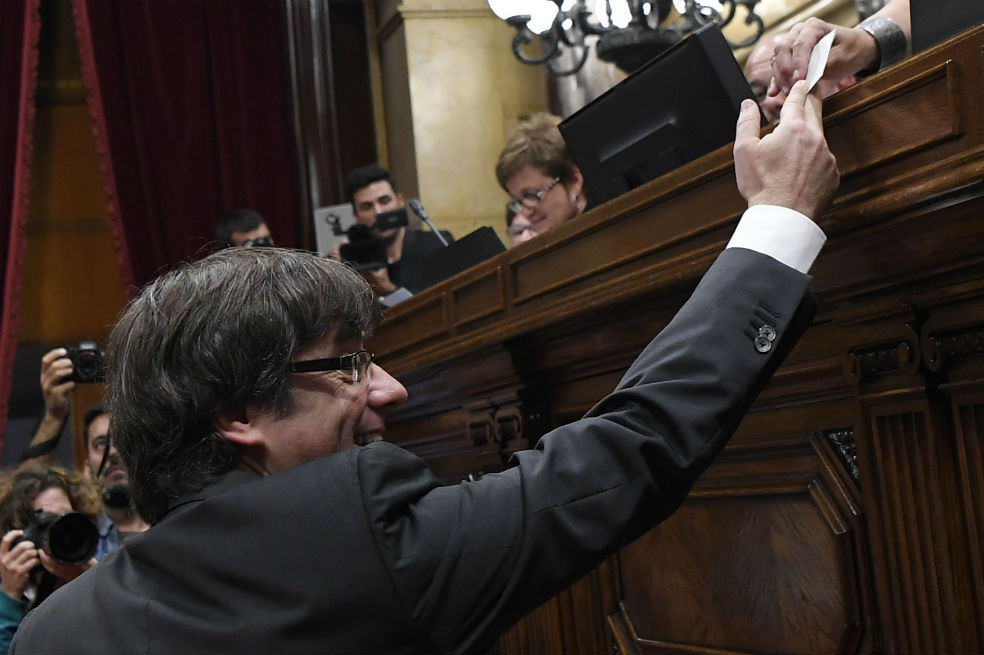 El parlamento catalán declara la independencia