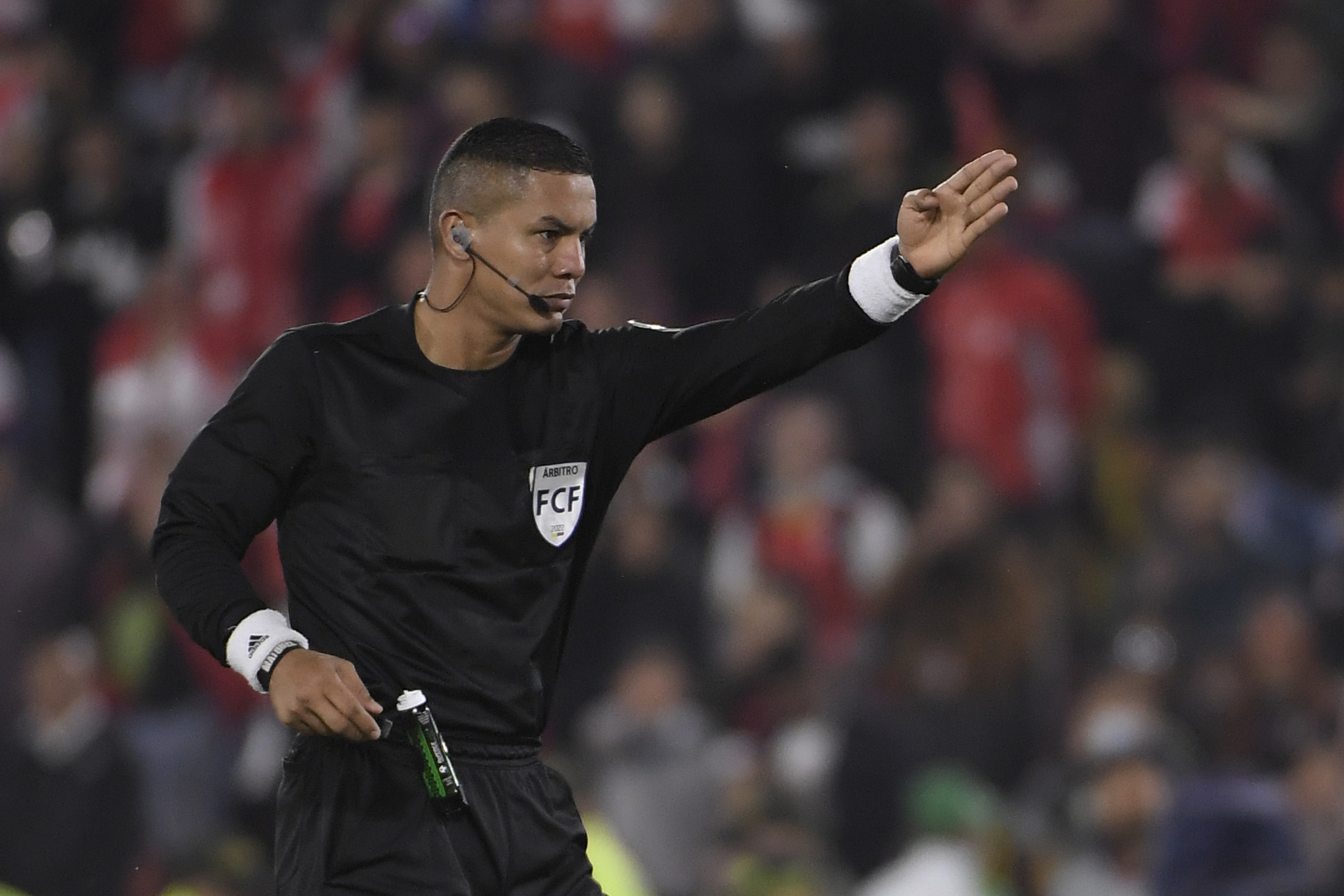 Fútbol sin árbitro: la modesta proposición de un anarquista ateo