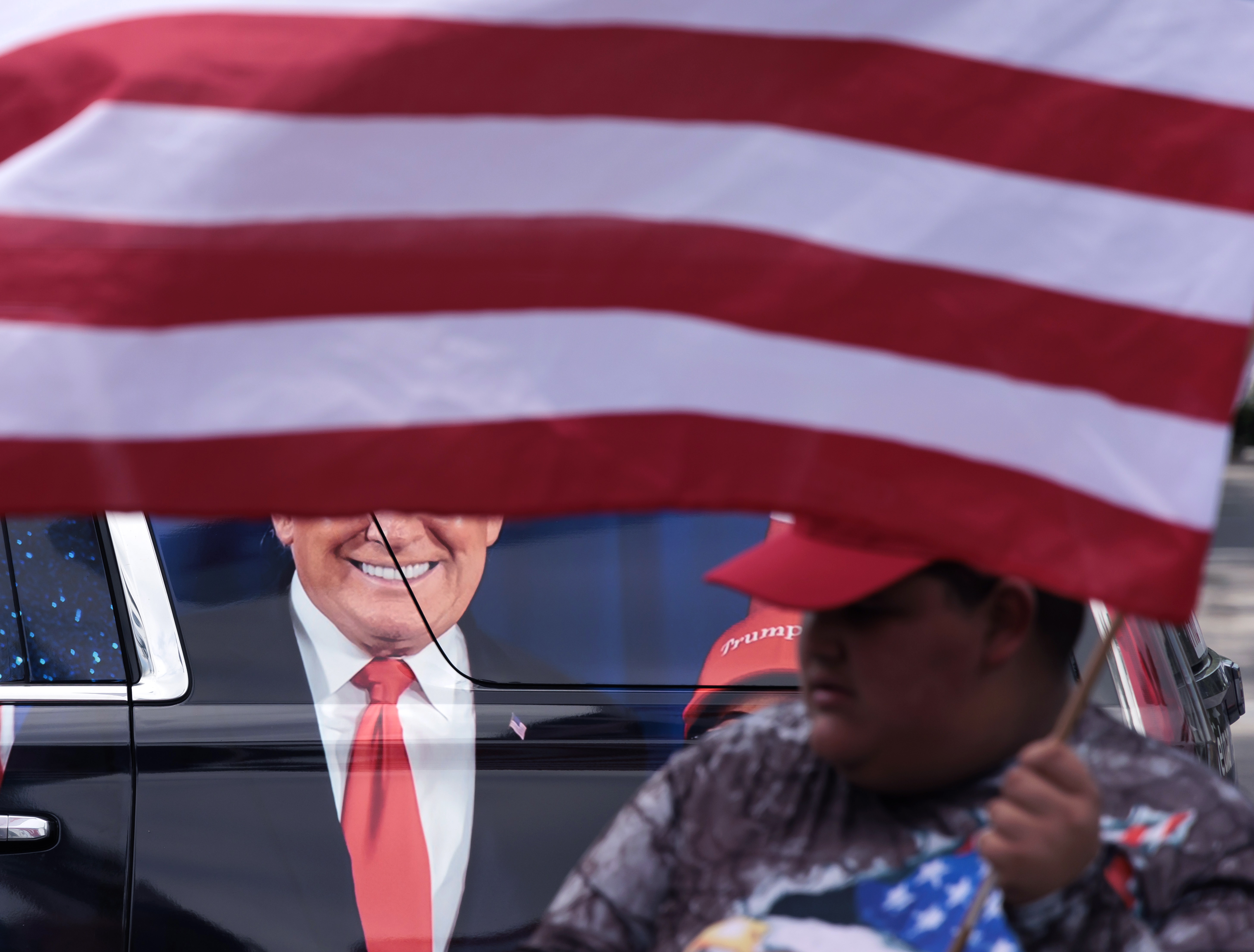 Doral (United States), 12/06/2023.- Supporters of former President Donald Trump gather near the entrance to the Trump National Doral Miami golf course for a rally to show support for Trump in Doral, Florida, USA, 12 June 2023. Trump is facing multiple federal charges stemming from an US Justice Department investigation led by Special Counsel Jack Smith related to the former president's alleged mishandling of classified national security documents and is scheduled to turn himself into authorities on Tuesday in Miami. (Estados Unidos) EFE/EPA/JUSTIN LANE