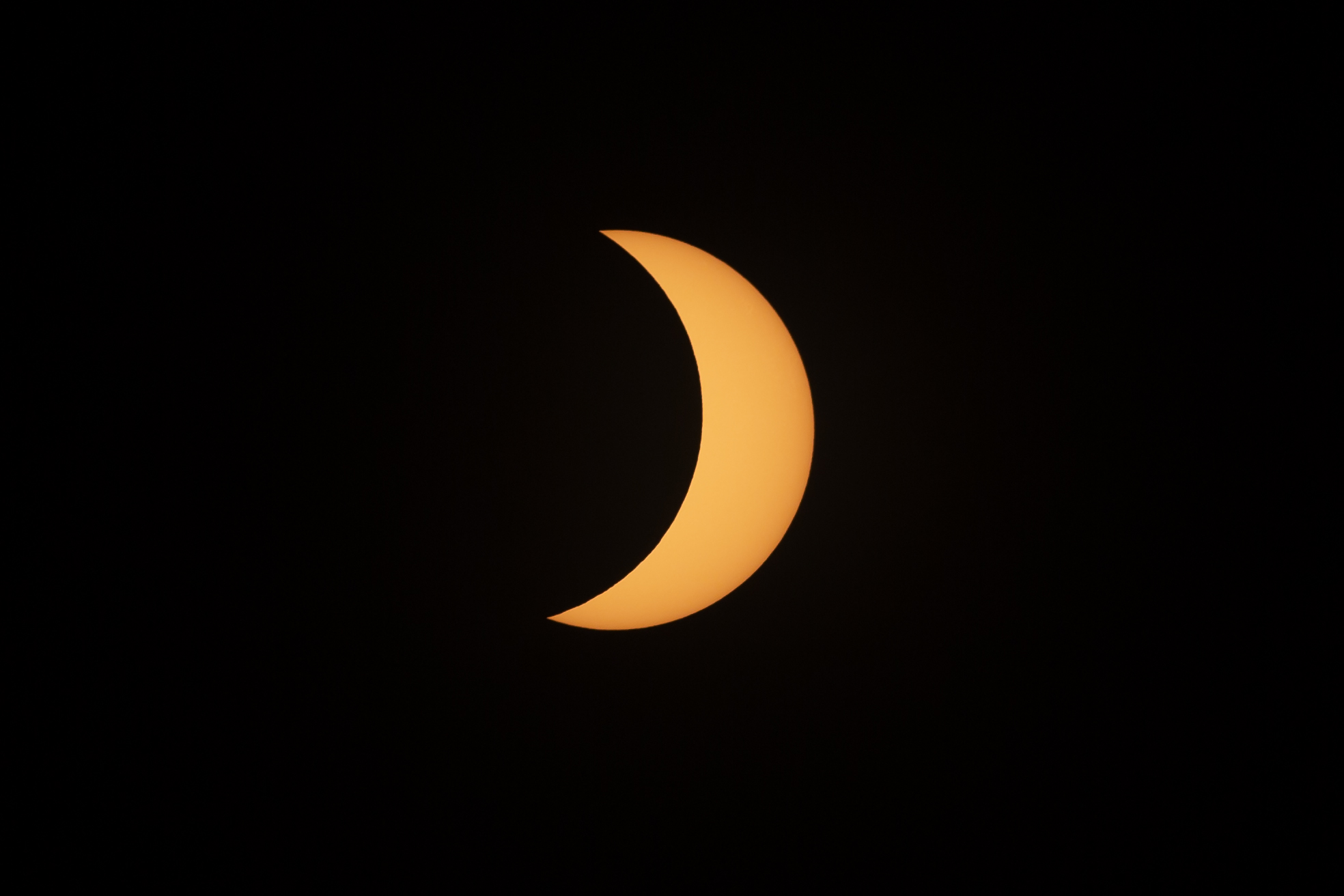 -FOTODELDÍA- MEX3864. GUADALAJARA (MÉXICO), 08/04/2024.- Fotografía del eclipse solar este lunes, en la ciudad de Guadalajara, Jalisco (México). Millones de mexicanos presenciaron este lunes el histórico eclipse solar total norteamericano, que se apreció al 100 % en el norte de México, considerado el mejor país para observarlo, según la Universidad Nacional Autónoma de México (UNAM).. EFE/Francisco Guasco