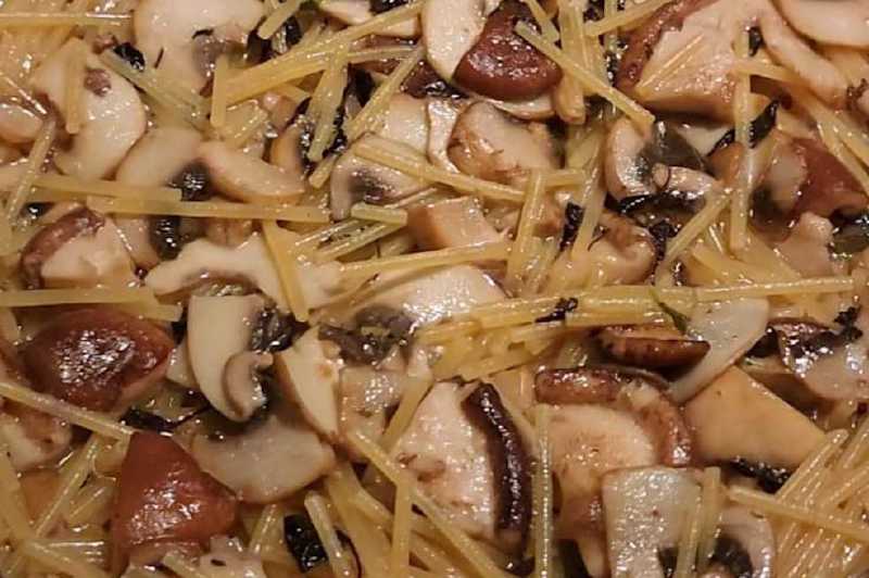 Receta para preparar fideos secos con hongos