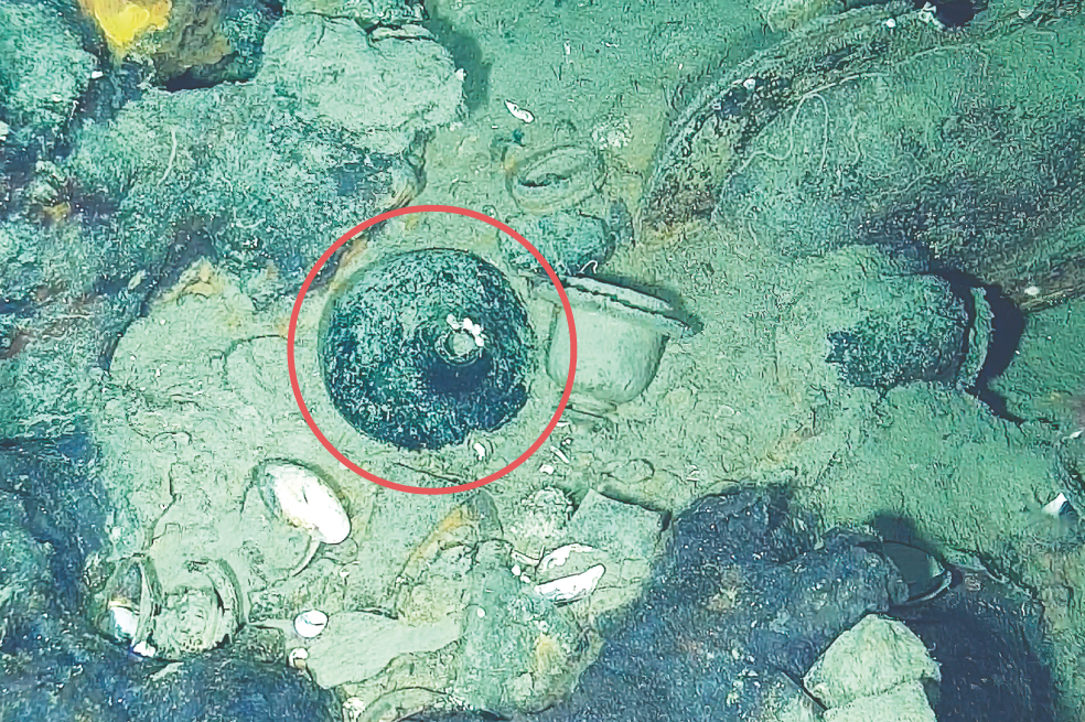 Botella en forma de cebolla encontrada en el pecio del galeón.