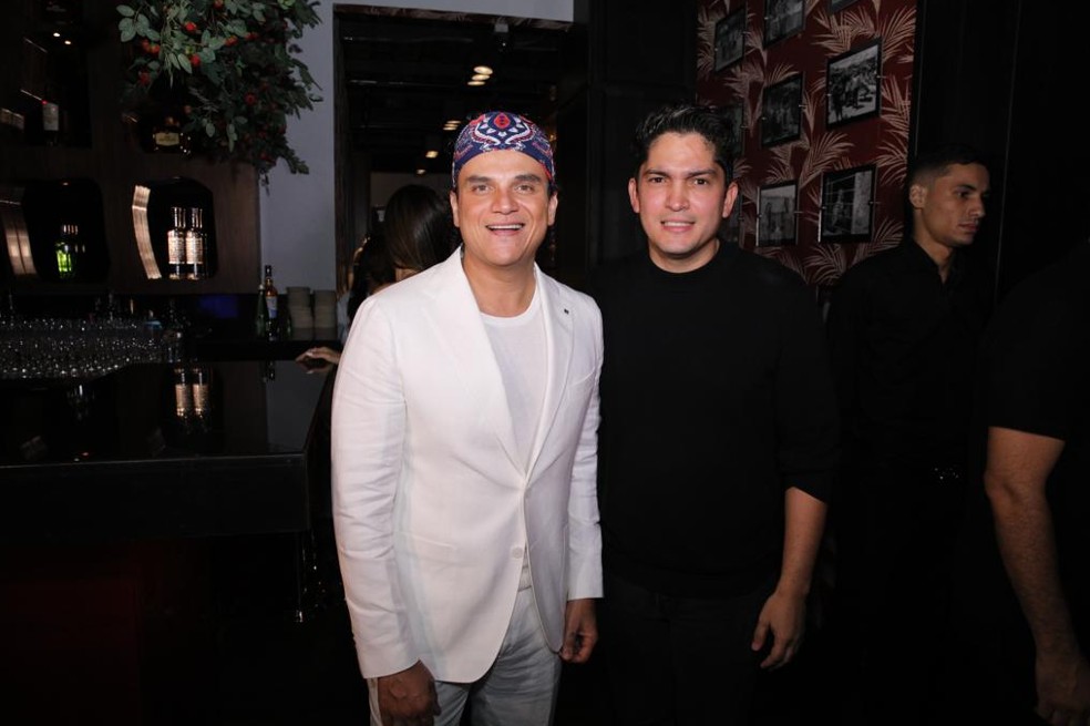 Silvestre Dangond y Manuel Mendoza, chef del restaurante 'El Rubí'.