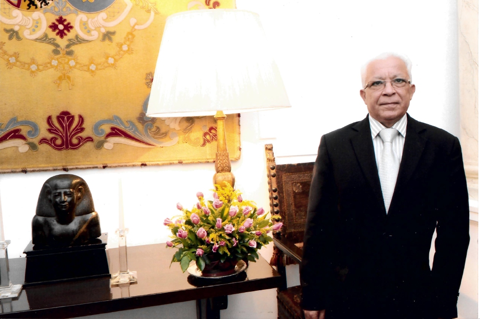 El pasado 13 de diciembre, Ali Menufi, de 78 años, recibió el prestigioso premio Sheikh Hamad de traducción. / Fotos: Archivo particular