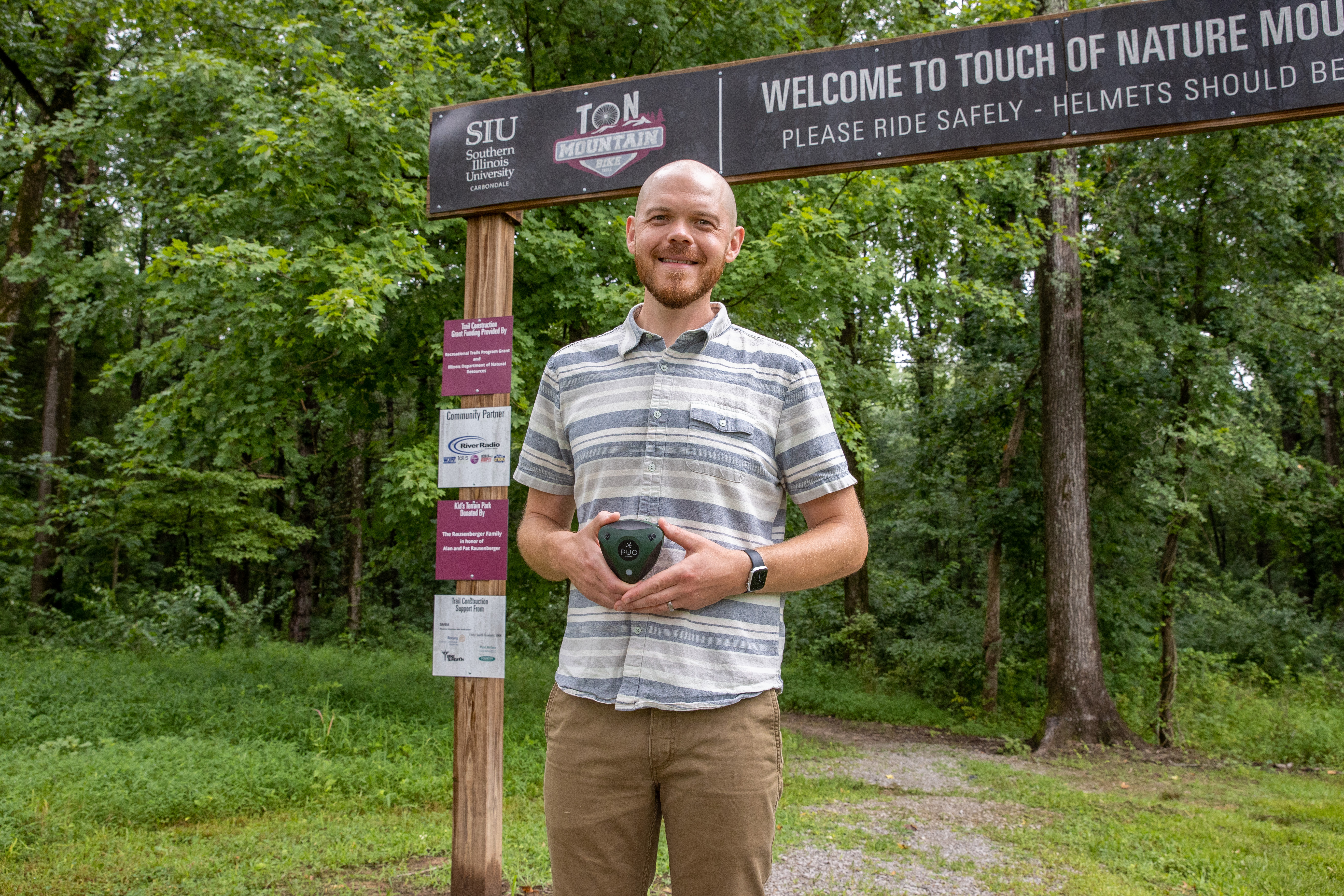 Brent Pease muestra un BirdWeather PUC, un dispositivo resistente a la intemperie con micrófonos, wifi, GPS, sensores ambientales e inteligencia artificial.