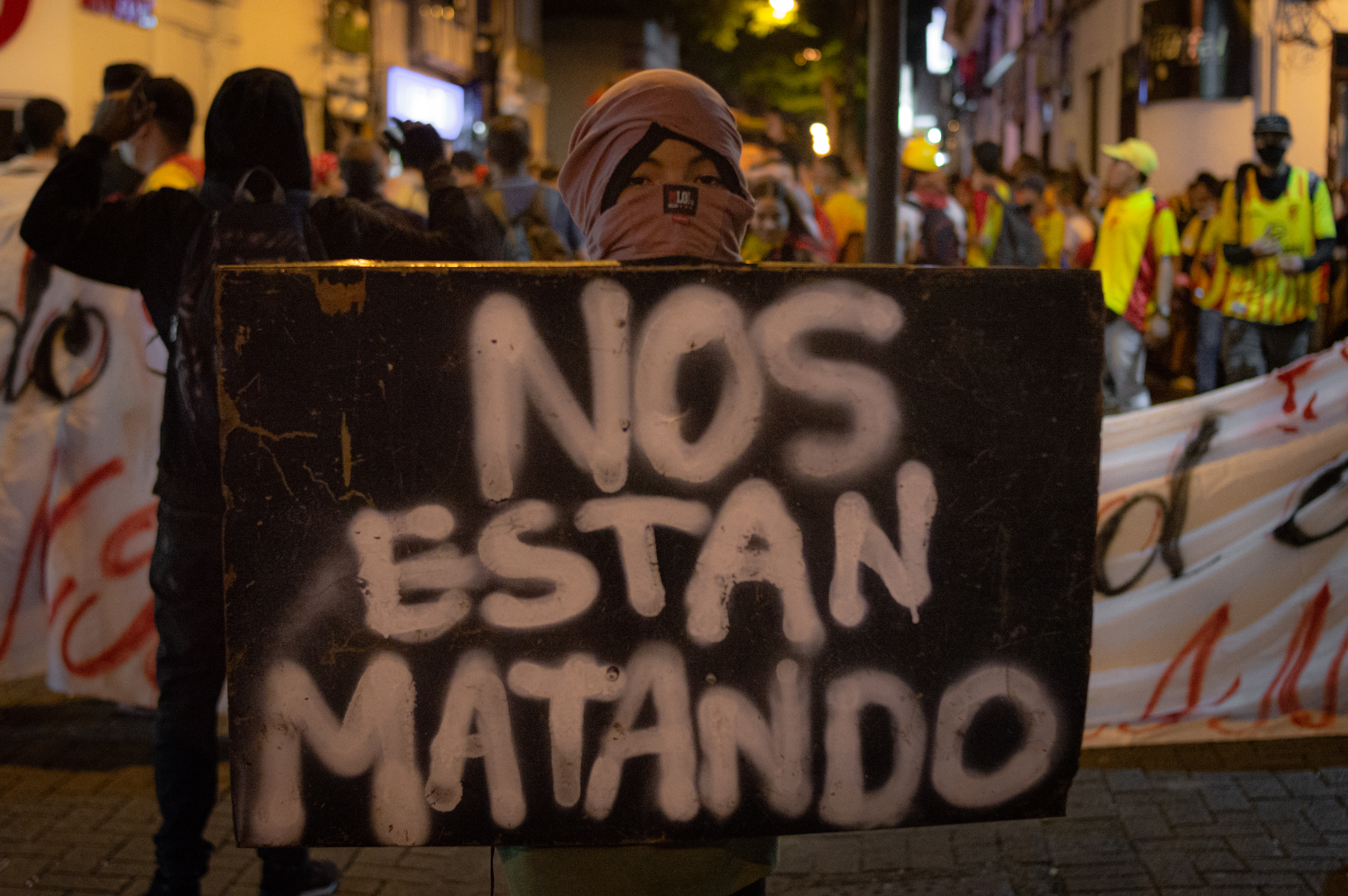 Un niño manifestante en Pereira sostiene un letrero con la frase que pronunció Lucas Villa en un video.