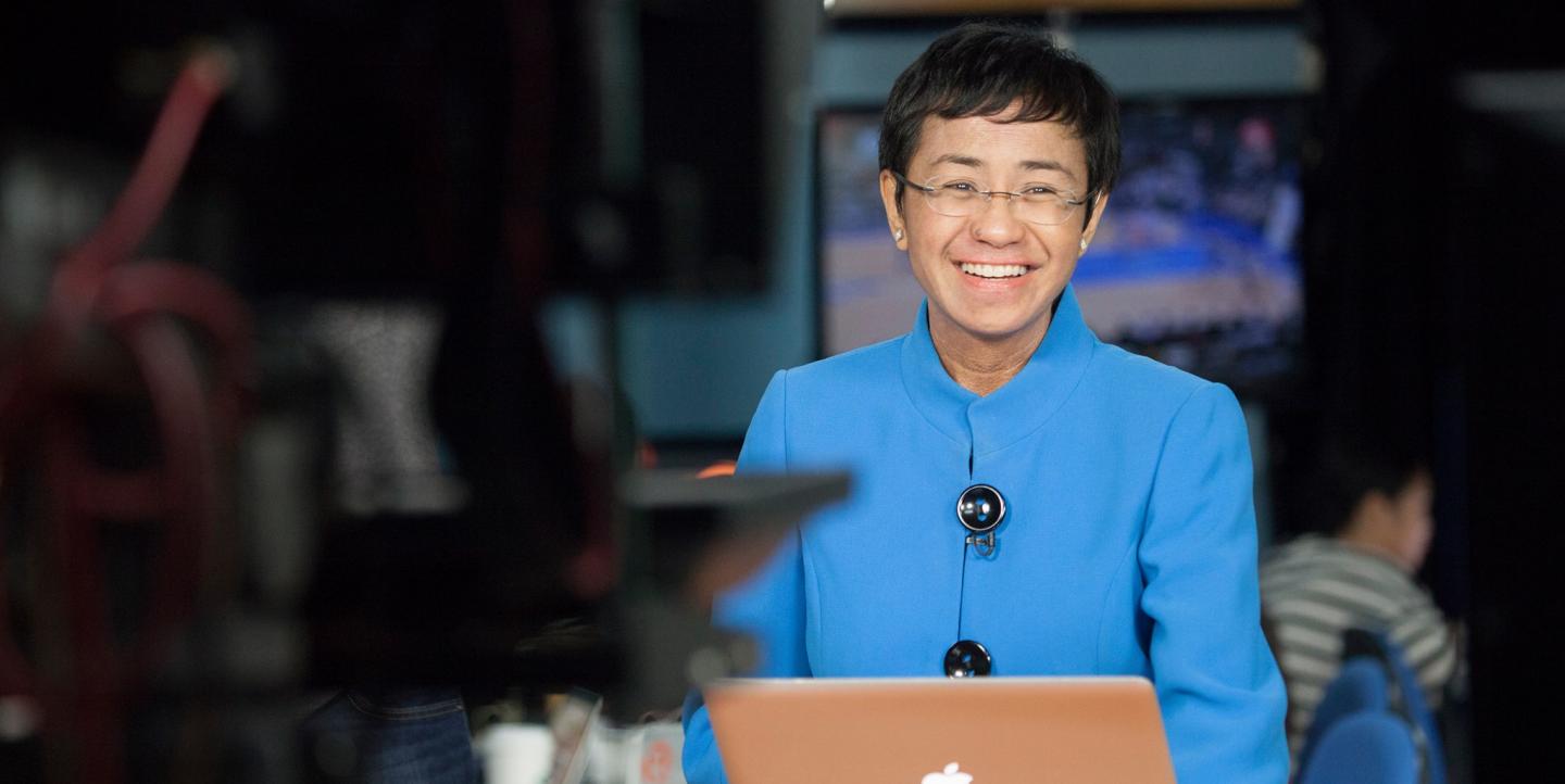 María Ressa ha trabajado como principal reportera de investigación de la cadena CNN para Asia y como jefa de noticias y asuntos de actualidad de ABS-CBN.