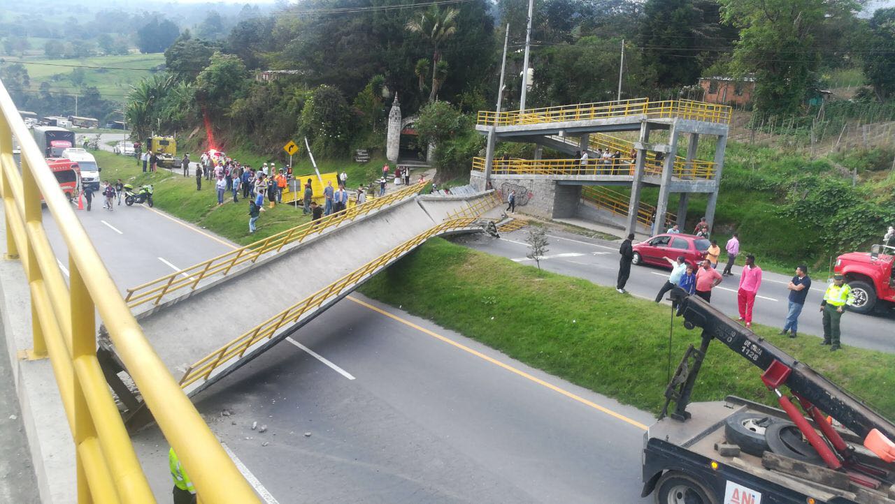 Colapsó puente en la vía Bogotá – Granada tras choque de un tractocamión