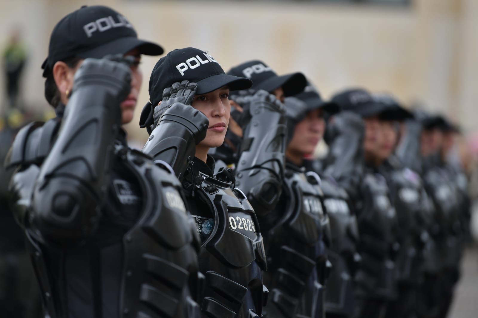La ceremonia de posesión se realizó ante la alcaldesa Claudia López y el director general de la Policía Nacional, el general William René Salamanca.