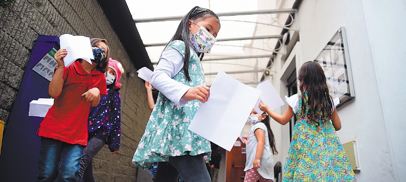 Según el Observatorio para la Democracia de la Universidad de los Andes, apenas el 42 % de los colombianos está de acuerdo con que sus hijos estudien con hijos de reincorporados y solo el 24 % con que su hijo sea amigo de un hijo de ellos. 