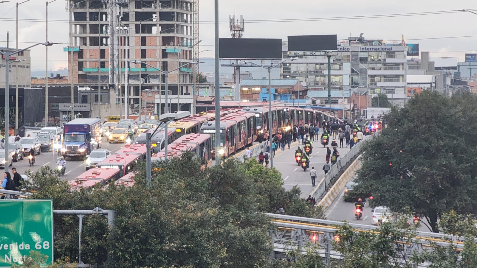 Marcha contra abuso sexual en Transmilenio colapsa el sistema en la calle 80