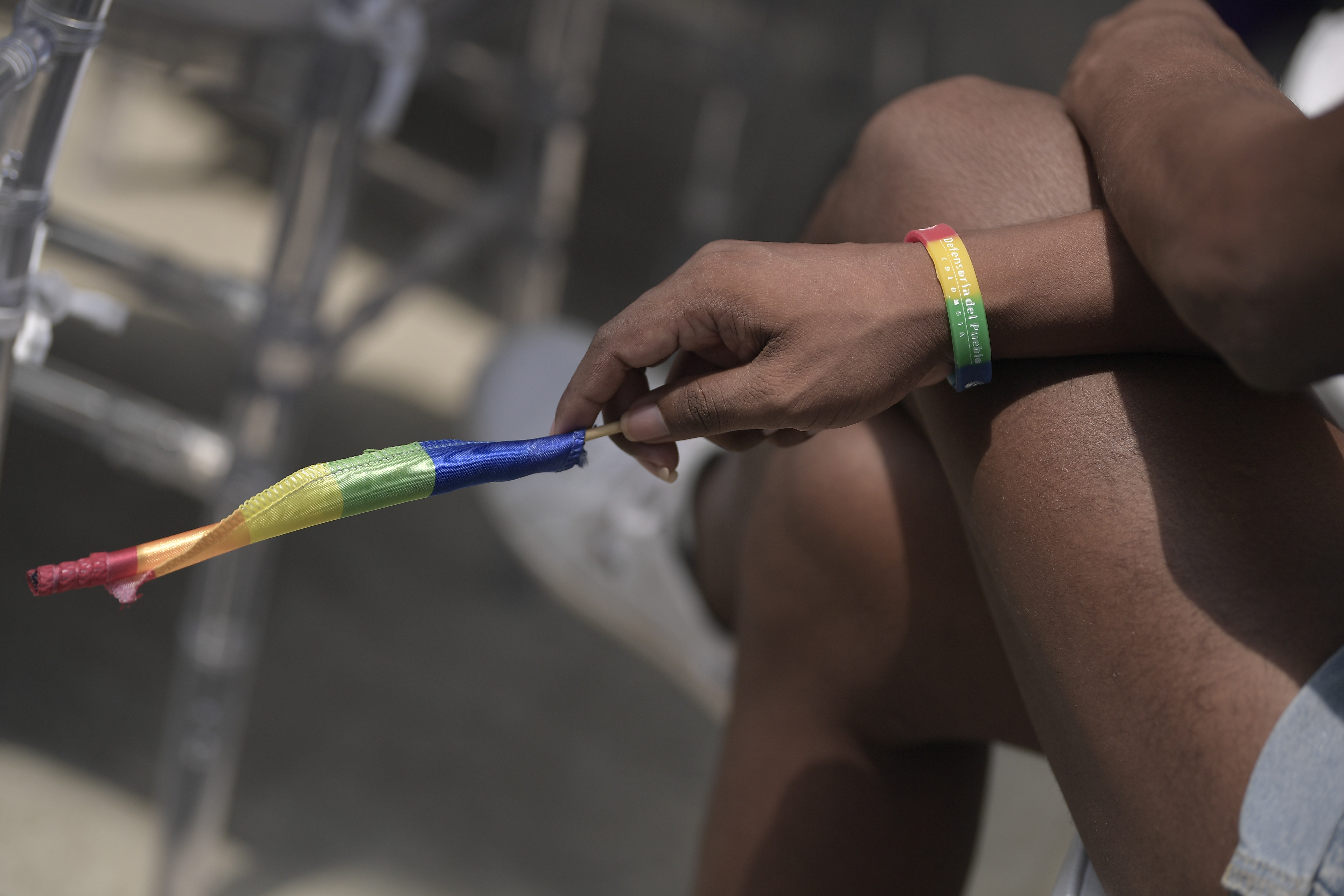 Violencia contra población LGBTIQ+: armados les hacen pruebas de VIH, los extorsionan y castigan 