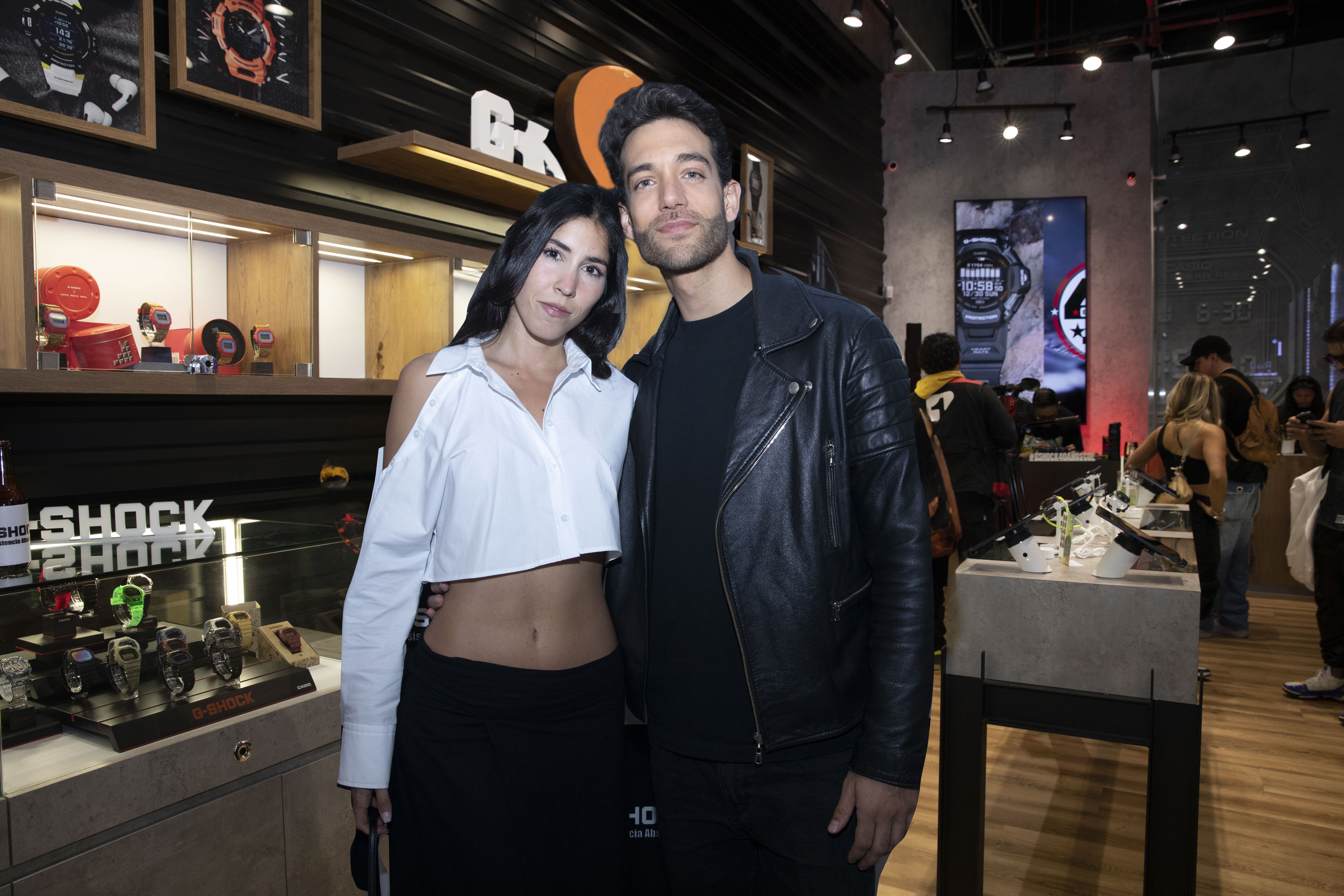 Ex de Daniela Álvarez y hermana de Paulina Vega juntos en nueva tienda de relojes