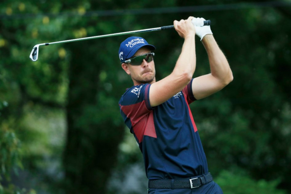 El sueco Henrik Stenson en el tee del hoyo 12 durante la primera ronda TOUR Championship. / AFP