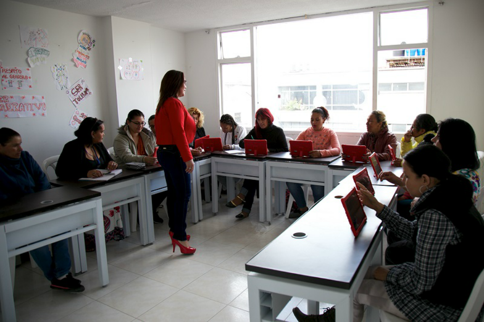 Víctimas, mujeres vulnerables y trabajadoras sexuales regresan al colegio en Bogotá