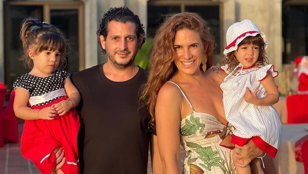 Naty Botero con su esposo Juan Carlos Guinovart y sus hijas Paloma y Luna.