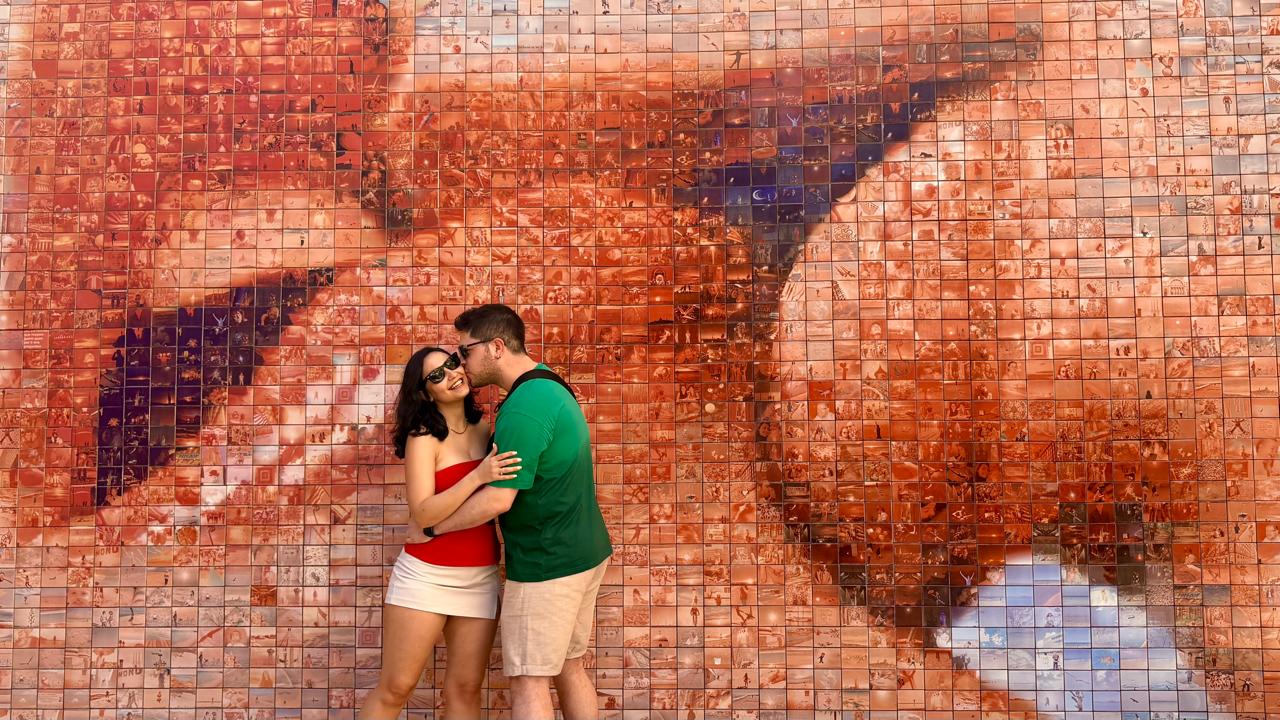 Miles de fotos, un solo beso: la historia del mural más romántico de Barcelona