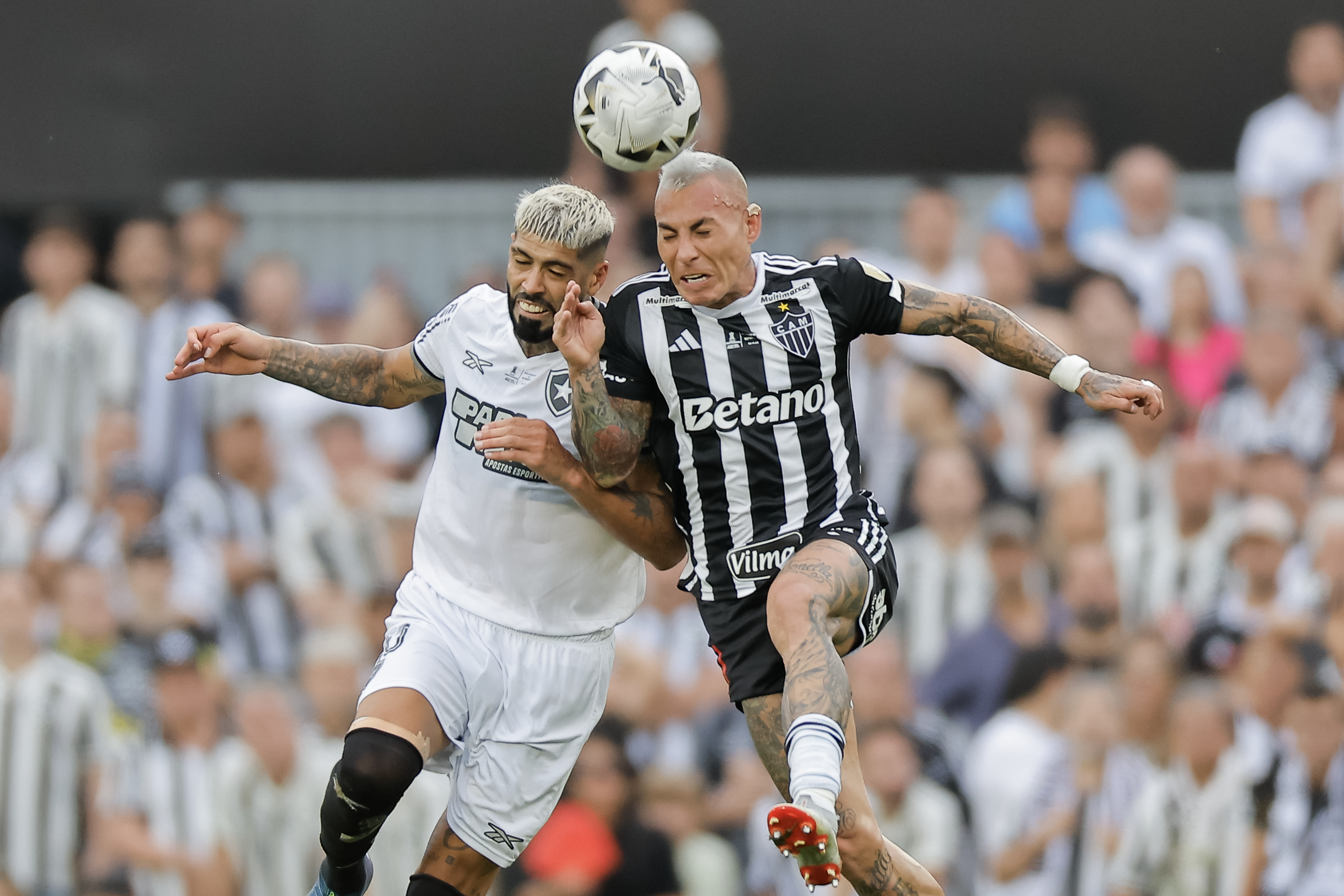 AMDEP762.BUENOS AIRES (ARGENTINA), 30/11/2024.- Eduardo Vargas (d) de Mineiro disputa un balón con Alexander Barboza de Botafogo este sábado, en la final de la Copa Libertadores entre Atlético Mineiro y Botafogo en el estadio Más Monumental en Buenos Aires (Argentina). EFE/ Juan Ignacio Roncoroni