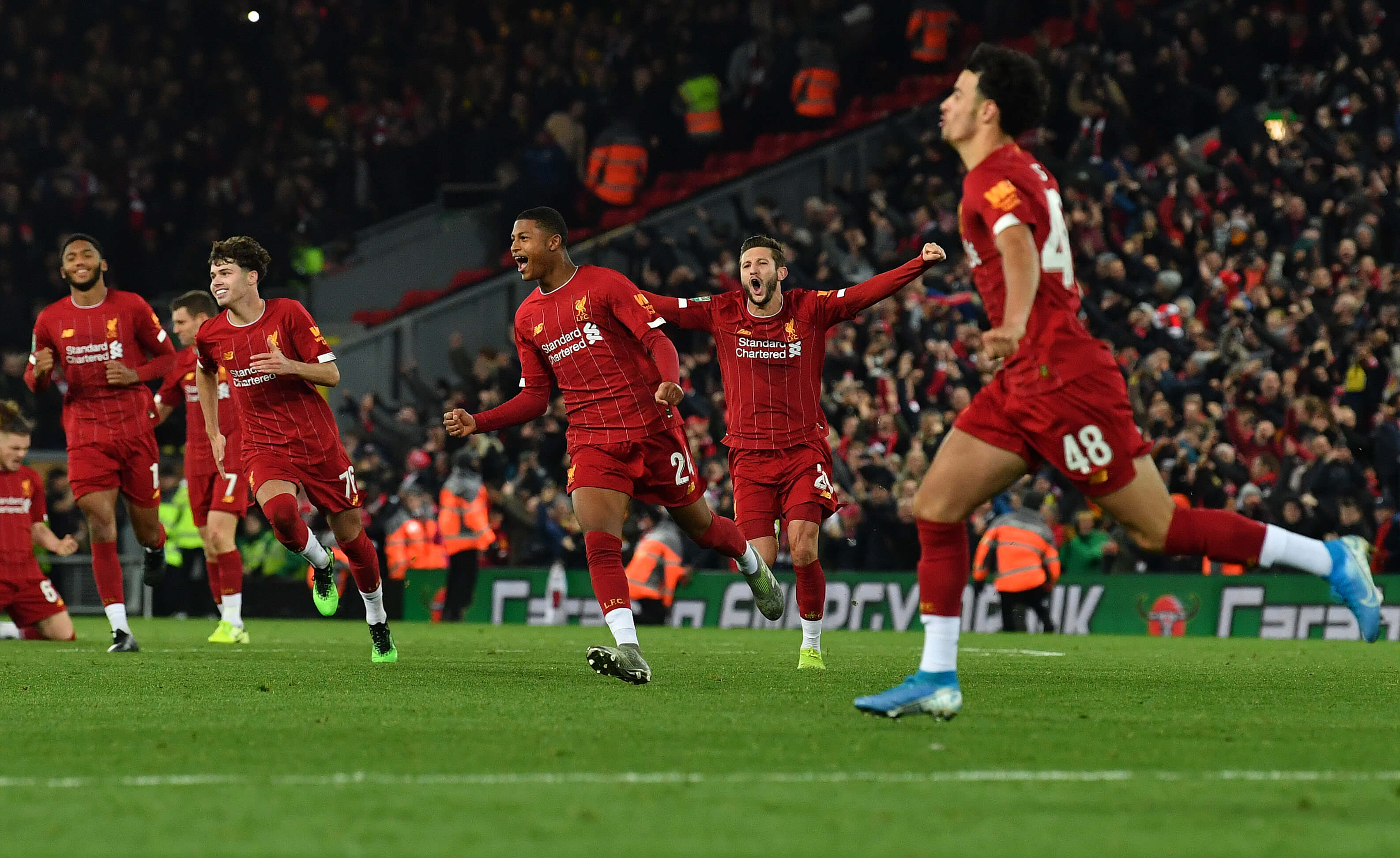 Liverpool eliminó al Arsenal en la Copa de la Liga. El United frenó al Chelsea