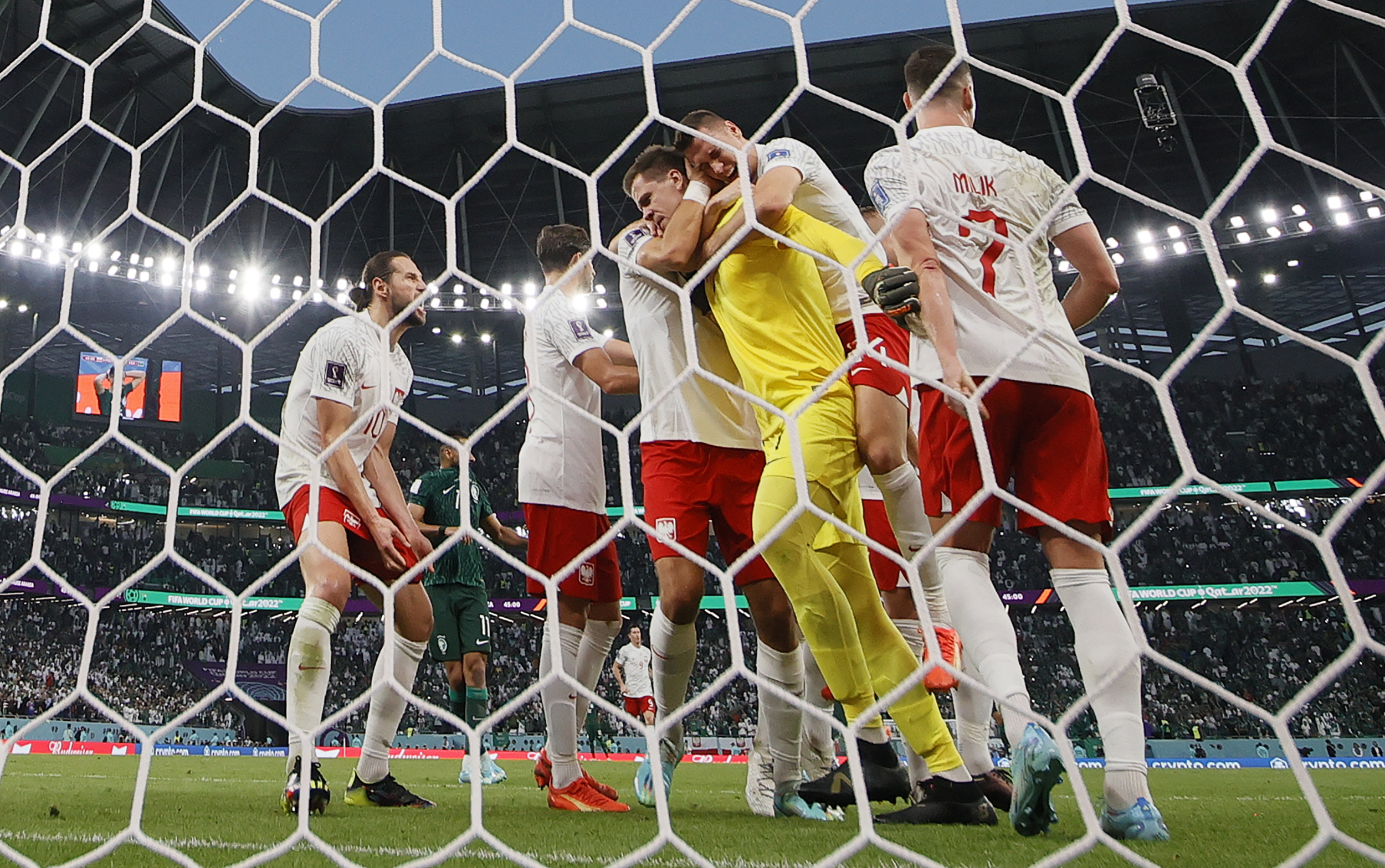 Doha (Qatar), 26/11/2022.- Goalkeeper Wojciech Szczesny of Poland celebrates with teammates after saving a penalty during the FIFA World Cup 2022 group C soccer match between Poland and Saudi Arabia at Education City Stadium in Doha, Qatar, 26 November 2022. (Mundial de Fútbol, Polonia, Arabia Saudita, Catar) EFE/EPA/Ronald Wittek