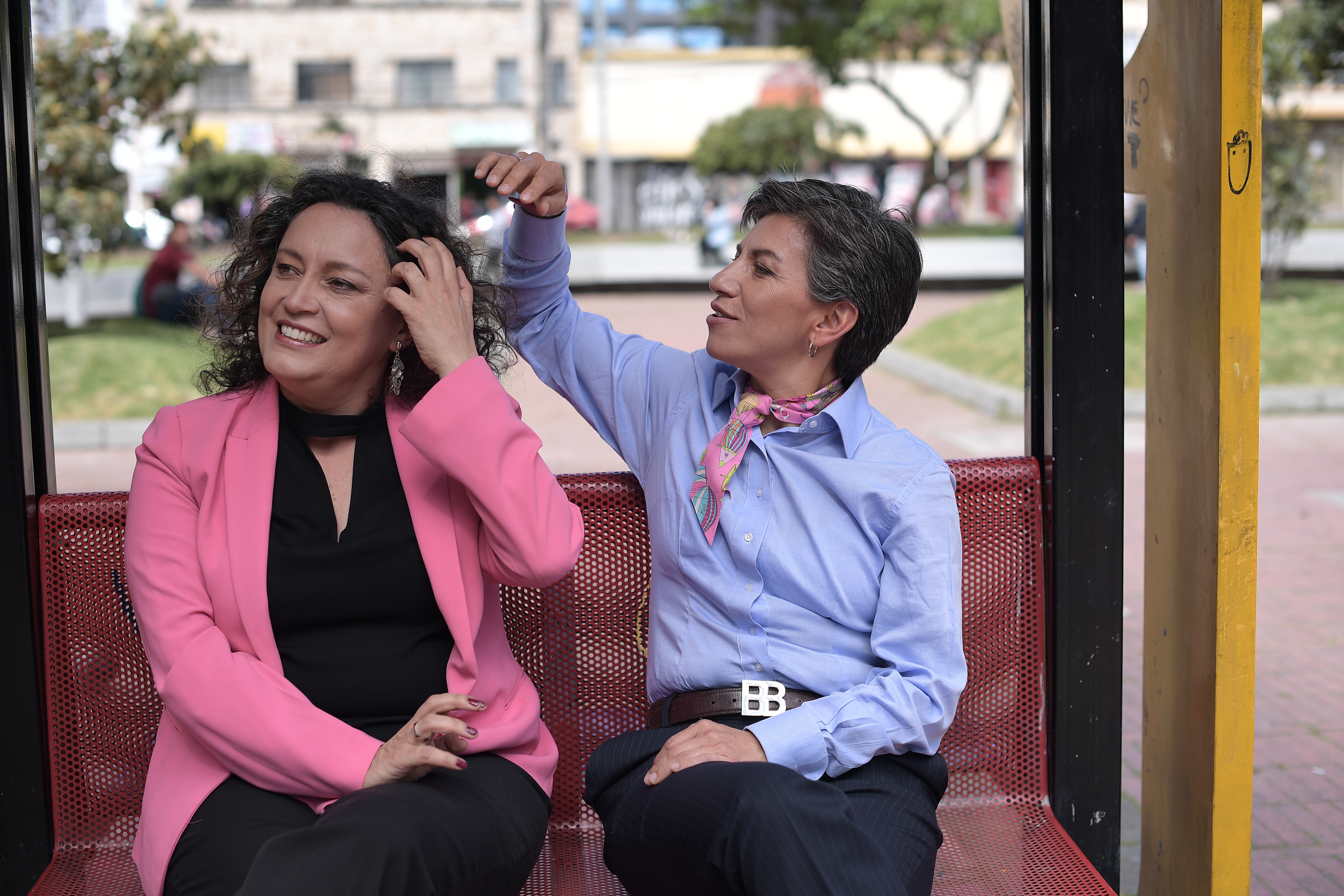 Angélica Lozano Correa, Senadora por el partido Verde junto a su esposa Claudia Nayibe López, alcaldesa electa para Bogotá 2020 (izq-der).