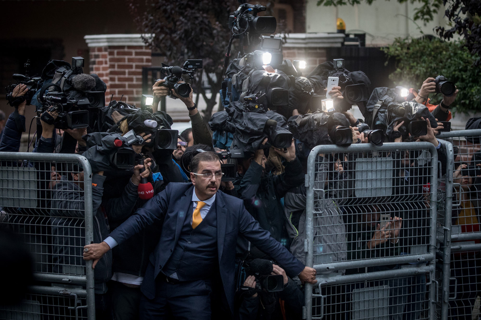 "La desaparición de Jamal Khashoggi”, en la categoría "Noticias Generales”Chris McGrath (Australia).Las consecuencias de un supuesto ataque químico en Guta, Siria, es otra de las imágenes nominadas al World Press Photo del año y muestra a cuatro víctimas, acostadas en camillas o sentadas y con la mirada perdida.