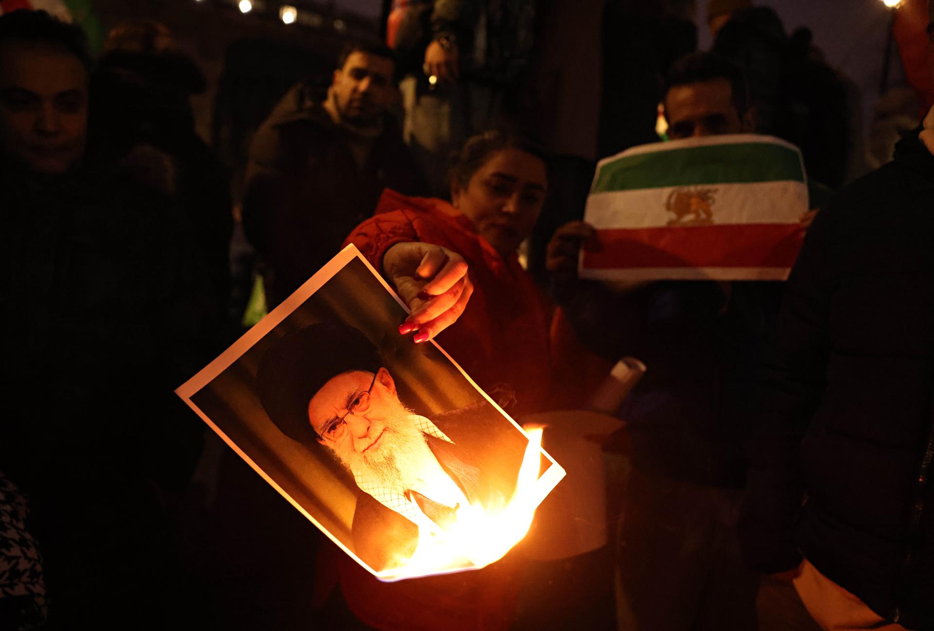 Irán lleva más de 100 horas sin internet, pero las protestas siguen, ¿qué viene?