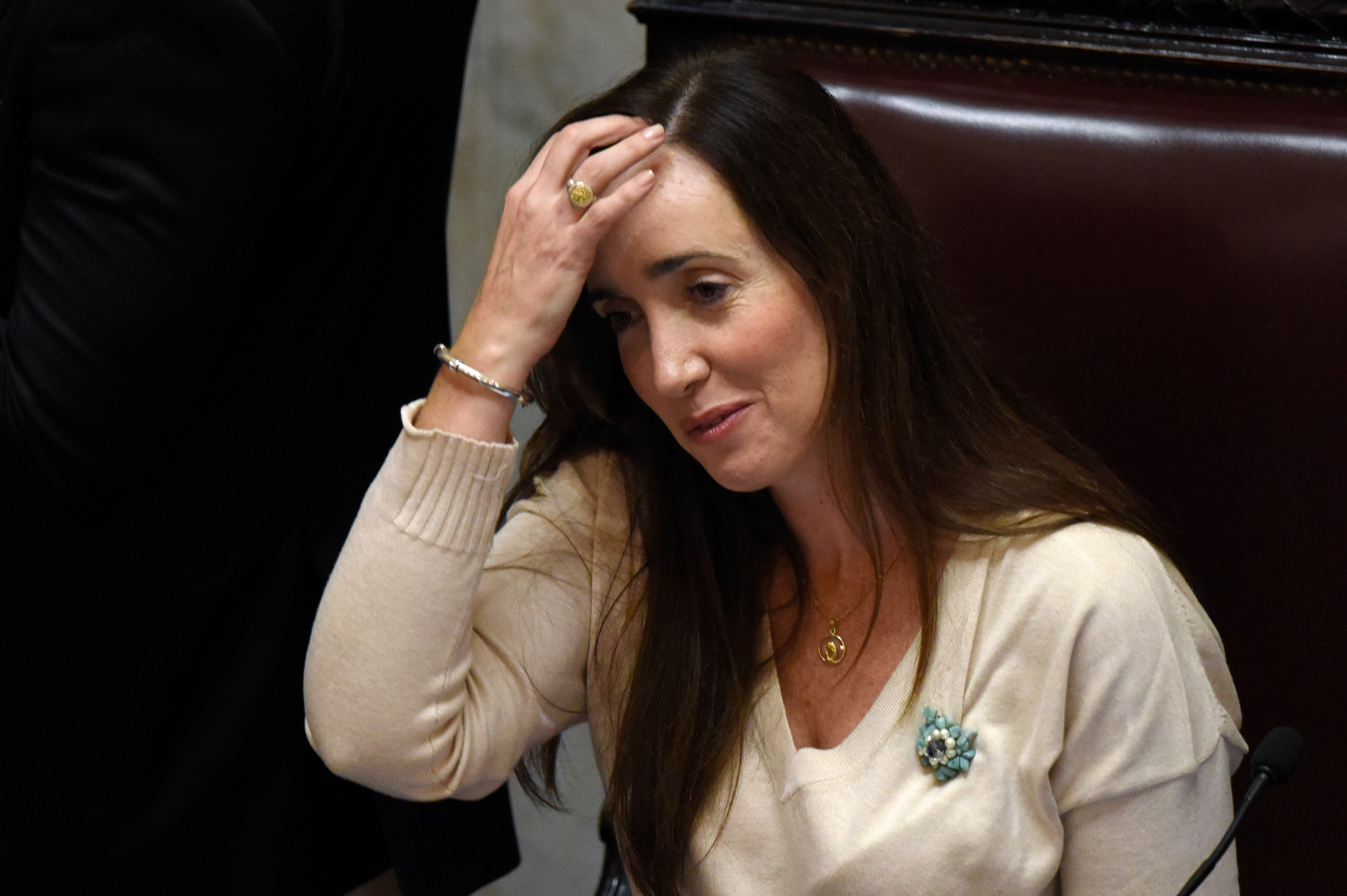 AME8525. BUENOS AIRES (ARGENTINA), 14/03/2024.- La titular de la Cámara Alta y vicepresidenta argentina, Victoria Villarruel, encabeza la sesión de debate acerca del decreto de necesidad y urgencia (DNU) para desregular la economía dictado en diciembre pasado por el presidente del país, Javier Milei, quien advirtió al Parlamento sobre las consecuencias de un eventual rechazo, este jueves, en Buenos Aires (Argentina). La sesión, que comenzó a las 11:11 hora local (13:11 GMT), fue convocada por Villarruel, quien aceptó incluir en el temario del debate plenario el DNU de Milei -vigente desde el 29 de diciembre y que busca una fuerte desregulación de la economía-, pese al riesgo de rechazo del mismo, ya que el oficialismo es la tercera minoría en el Parlamento y debe lograr adhesiones de opositores. EFE/ Matías Martin Campaya