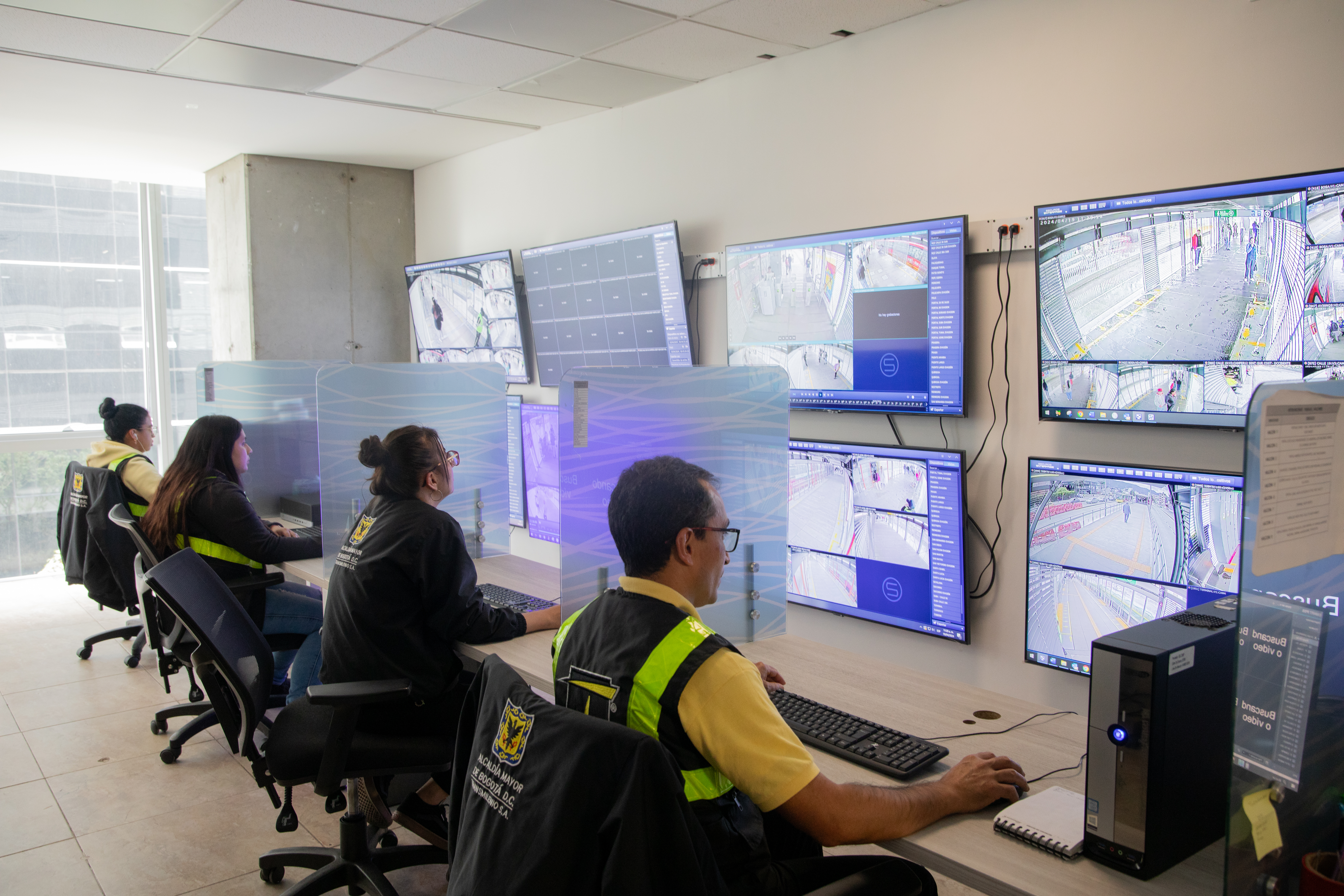 El Sistema ha instalado más de 800 puertas de nueva tecnología en 38 estaciones, diseñadas para mejorar la seguridad, la eficiencia y la experiencia del viaje.