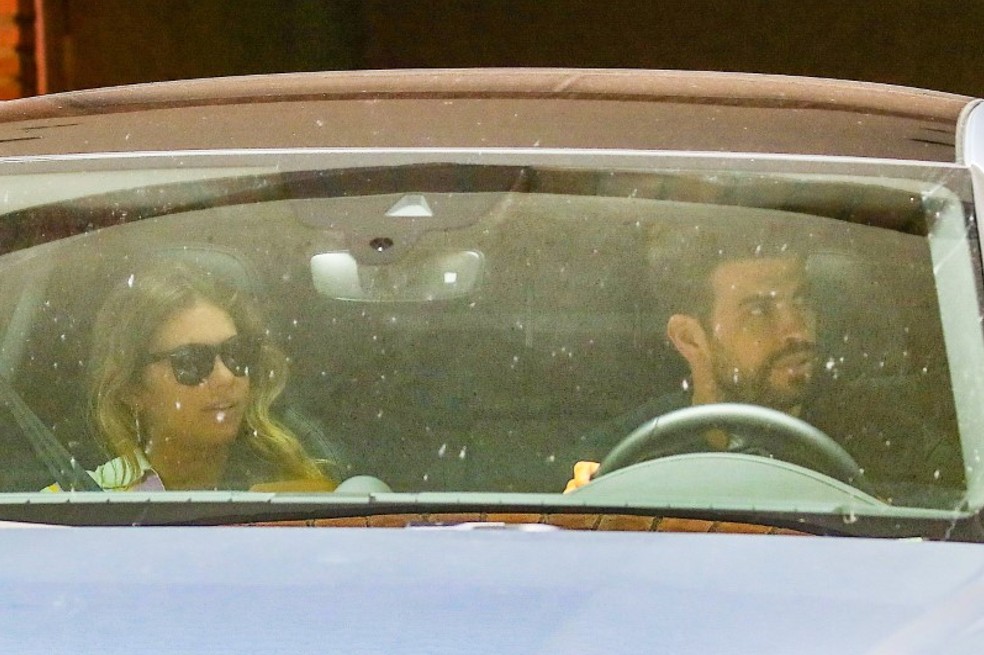 Foto: Clara Chía es criticada por el ‘aburrido look’ que usó en su viaje con Piqué