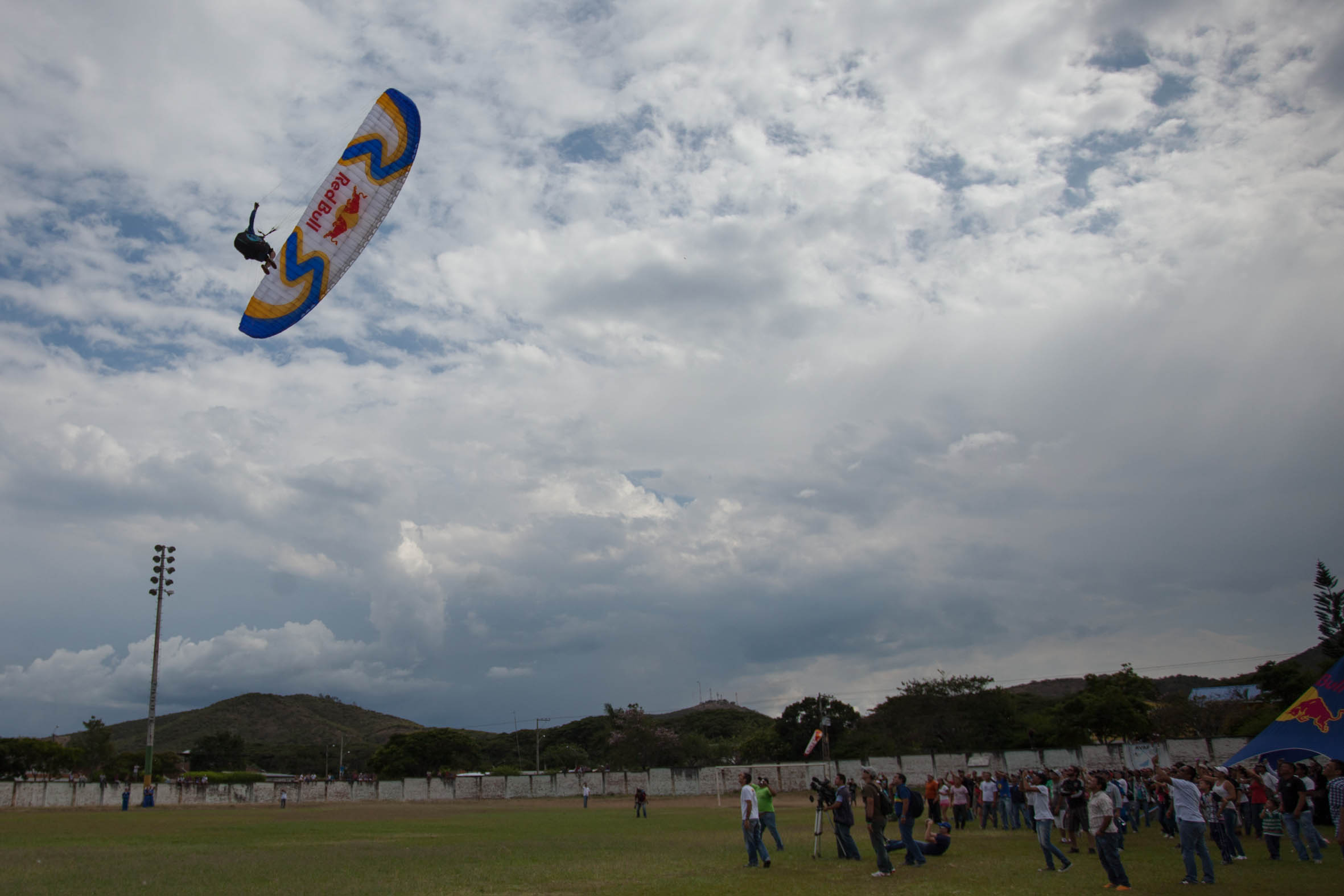 La delegación de pilotos de Brasil, camina hoy martes 15 de enero, durante el desfile inaugural de la Superfinal del Paragliding World Cup 2013 competencia que se desarrollará por primera vez en Colombia a partir de mañana miercoles 16 de enero y hasta el 26 de enero de 2013. En la SPWC participan los 140 mejores pilotos del mundo provenientes de 32 paises. La superfinal se volará en Roldanillo /Valle del Cauca.  Foto: Federico Rios