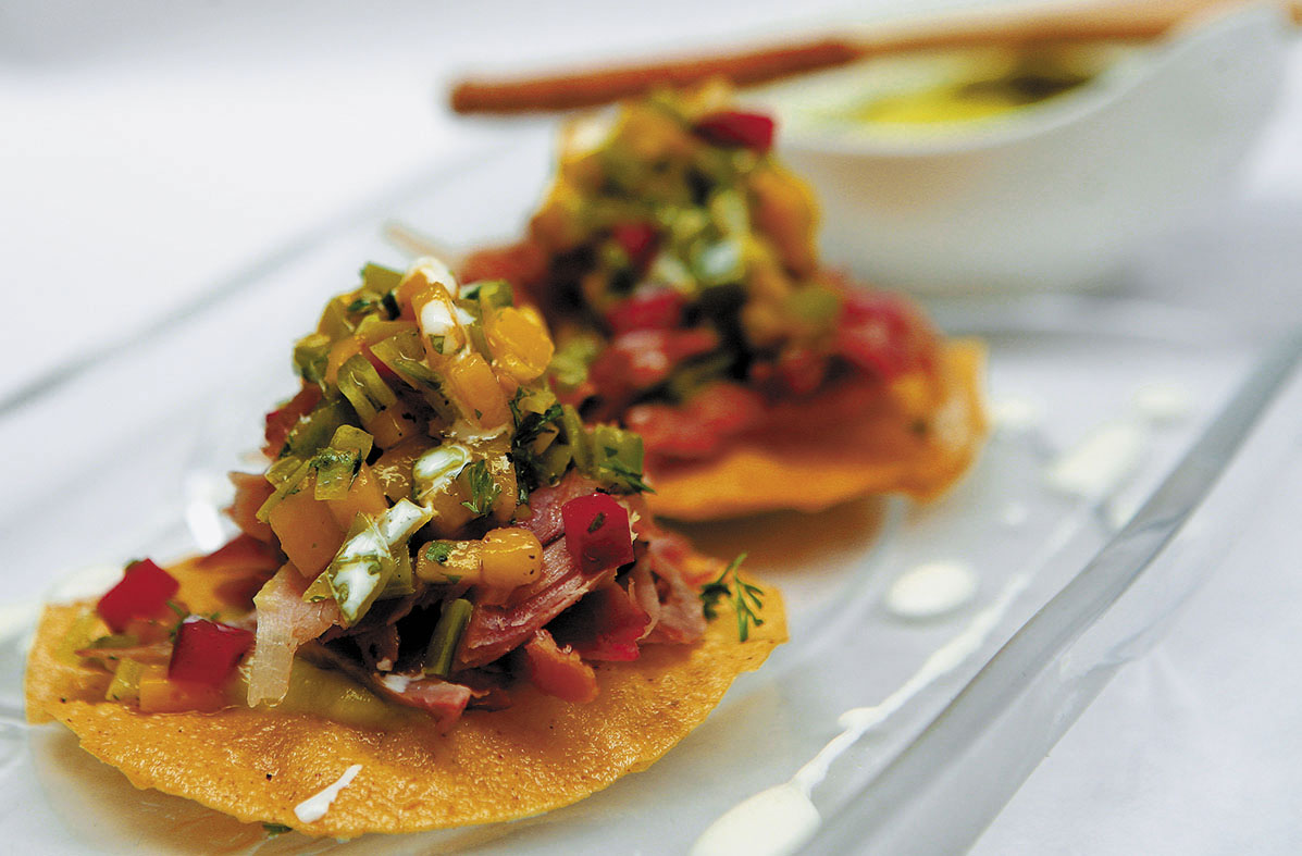 Pernil de pavo sobre tortilla de maíz con salsa de guisantes y mango