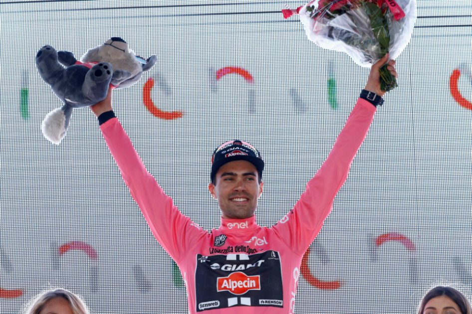 El holandés Tom Dumoulin con la maglia rosa que lo acredita como líder del Giro de Italia. / AFP