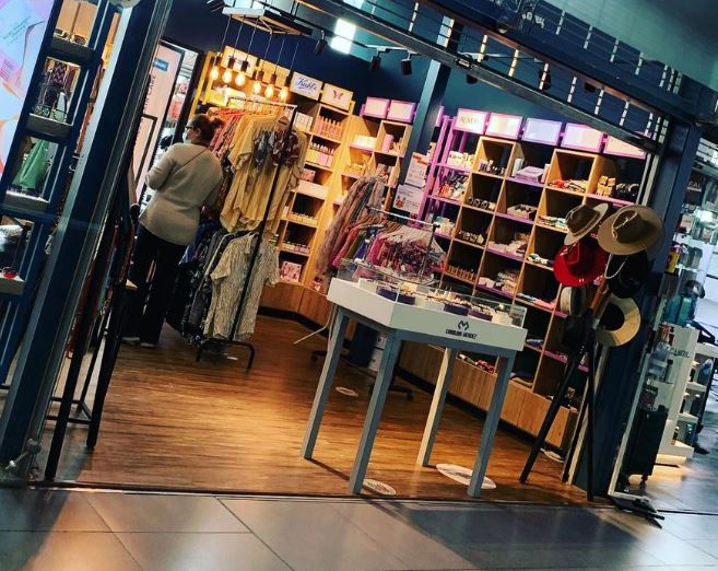 La tienda en el aeropuerto El Dorado que ofrece ayudar a los afectados en Buró