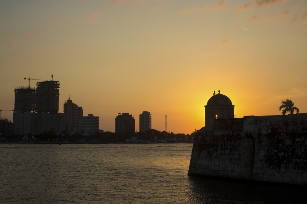 Una vez Laura aprendió a caminar, recorrió la bahía de Cartagena y observó frente a las murallas la puesta del glorioso sol caribeño. / iStock